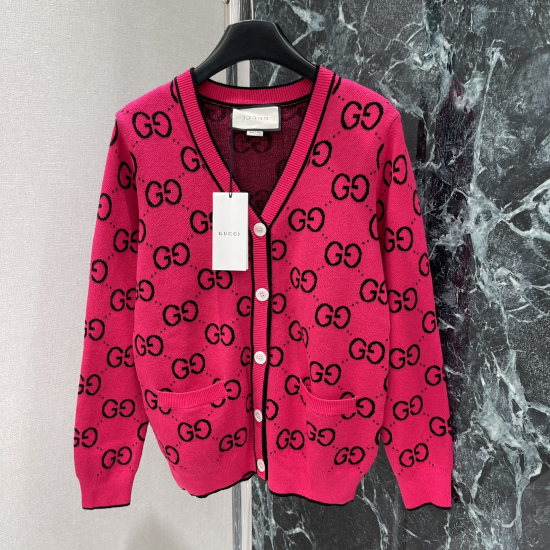 G家 25秋冬新款 提花针织开衫 玫粉色超显气质 黑色双G字母交织，辨识度满分!V领+纽扣设计，穿脱方便