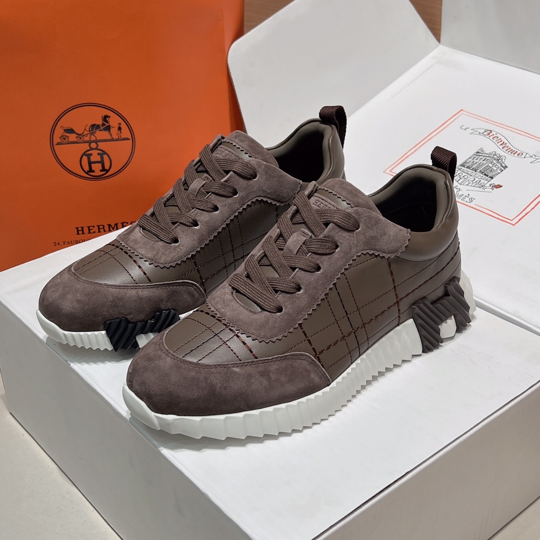 NO:668719,HE*M^ (Emma & Shi) two-color sole couple sports and casual shoes!  The highest version [strong] Purchasing level quality [strong] A very beautiful casual shoe, grand yet cute!  Classic style, unique and attractive height increasing shoes!  The fabric is imported high-tech canvas and suede goatskin sneakers. The lightweight sole is decorated with contrasting patterns, the lining is original breathable imported sheepskin, the foot pads are imported sheepskin, and the original outsole is custom molded. The heel height is 2.5cm. The outsole is 1:1 quality with the original, two-color effect. Sizes for women are 35-40, men's 39-45. Colors: white, grey, black, dark blue, light blue, red, orange, milk cloth,  P women, men, casual shoes/sports shoes, hermes, sneakers, sheepskin, chamois leather19860909HE*M^（爱玛&仕）双色底情侣款运动休闲鞋！ 最高版本[强]代购级别品质[强] 非常漂亮的一款休闲鞋,大气而又不失可爱！经典的款型,独具魅力的增高鞋！ 面料为进口高科技帆布和麂皮山羊皮运动鞋.  轻盈鞋底装饰撞色图案打造,内里为原版透气进口羊皮里,垫脚进口羊皮,原版大底定制开模.跟高2.5cm. 大底与原版1:1品质,双色效果. 码数女35-40,男款39-45 颜色白色,灰色,黑色,深蓝色,浅蓝色,红色,橙色,牛奶布, P女、男,休闲鞋/运动鞋,hermes,sneakers,sheepskin,chamois leather,Women's Shoes