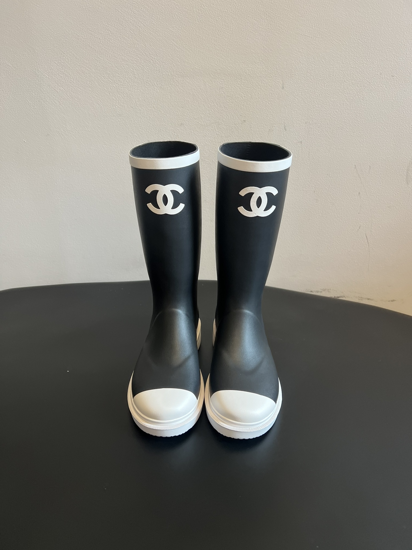 NO:614965,Chane* Xiaoxiang rubber non-slip rain boots are made of waterproof rubber material, which is both practical and durable. It is suitable for wet scenes such as rainy days. It has a classic black and white color scheme + brand double C logo. It has a simple and advanced style, with a light luxury texture. The shoe shape is mid-calf style, and the contrasting design of the boot collar and toe increases the level of detail and is not monotonous.  The thick-soled shoe type combines comfortable foot feel with a slight heightening effect, making daily walking easy. The design combines fashion and functionality, and can be used as rain gear or as a daily styling item. Rubber upper, cotton wool lining, outsole, rubber outsole, increased by 3.5cm, size 35-41 (customized size 40 is not returnable), boots, chanel, boots, rain boots19860909Chane* 小香橡胶防滑雨靴长筒靴 采用防水橡胶材质,兼具实用性与耐用性,适配雨天等潮湿场景经典黑白配色+品牌双C标识,风格简约高级,自带轻奢质感.鞋型是中筒款式,靴口和鞋头的撞色设计增加细节层次,不单调 厚底鞋型兼顾舒适脚感与轻微增高效果,日常行走轻松.设计融合时尚与功能性,既能作为雨具使用,也可作为日常造型单品. 鞋面橡胶 内里棉毛布 大底橡胶大底 增高3.5cm size35-41码（40码定制不退换）,靴子,chanel,boots,rain boots,Women's Shoes