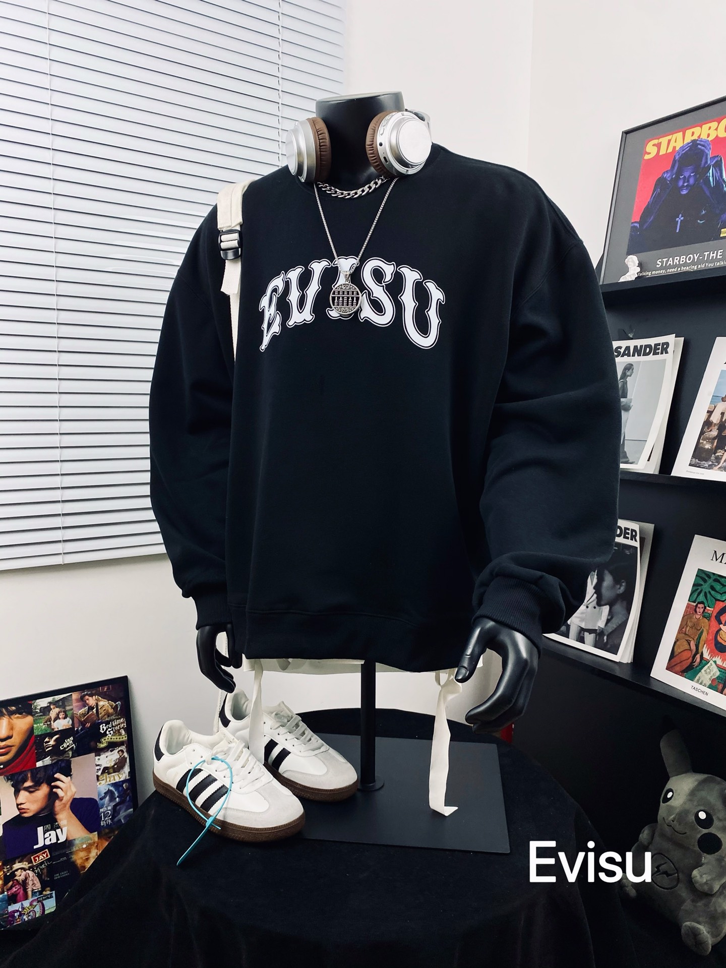 💰110
EVISU🇯🇵 福神新款高版本标志达摩印花银狐绒卫衣🌻
高端定制 细腻柔软舒适 保暖不臃肿 胸前字母LOGO和背后福花图案完美配色！不得不推荐一款非常受欢迎的硬货！你需要这样一件超百搭的卫衣 无论内搭还是单穿都非常棒👏
采用的技术是德国进口的数码印机 所以印花是超清晰的 穿久了也不会裂 普通的印花技术根本做不到🙅&zwj;♂️版型超正！宽松舒适！情侣款💑百搭首选 妥妥的自留款冲冲冲

颜色：黑色 

尺码:   M__XXL

           M         L       XL      2XL
衣长  66         68      70       72
胸围  134       136     138     140
袖长  52         54      56       58
  （手工测量 存在1~2厘米的误差哦）