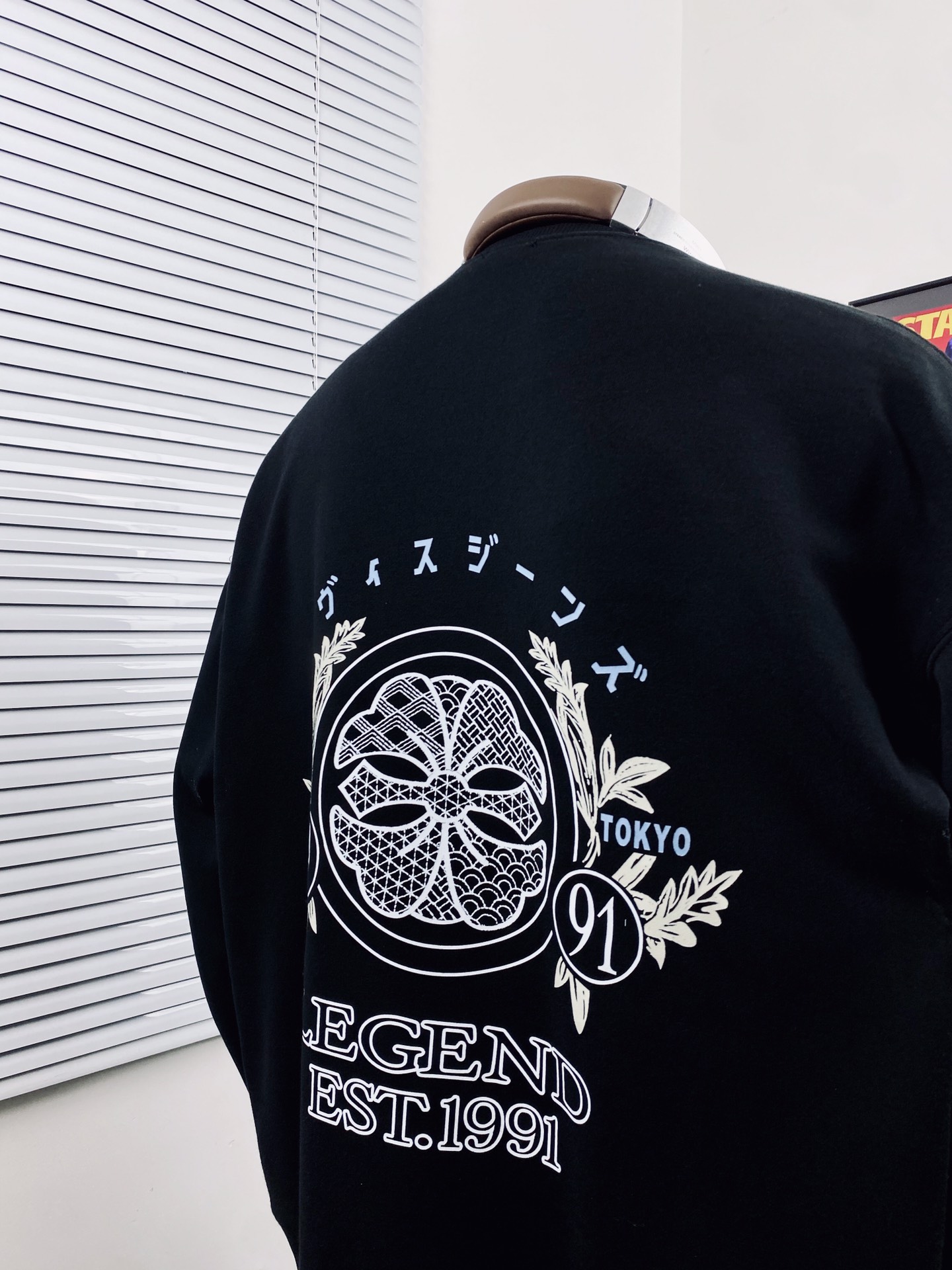 💰110
EVISU🇯🇵 福神新款高版本标志达摩印花银狐绒卫衣🌻
高端定制 细腻柔软舒适 保暖不臃肿 胸前字母LOGO和背后福花图案完美配色！不得不推荐一款非常受欢迎的硬货！你需要这样一件超百搭的卫衣 无论内搭还是单穿都非常棒👏
采用的技术是德国进口的数码印机 所以印花是超清晰的 穿久了也不会裂 普通的印花技术根本做不到🙅&zwj;♂️版型超正！宽松舒适！情侣款💑百搭首选 妥妥的自留款冲冲冲

颜色：黑色 

尺码:   M__XXL

           M         L       XL      2XL
衣长  66         68      70       72
胸围  134       136     138     140
袖长  52         54      56       58
  （手工测量 存在1~2厘米的误差哦）