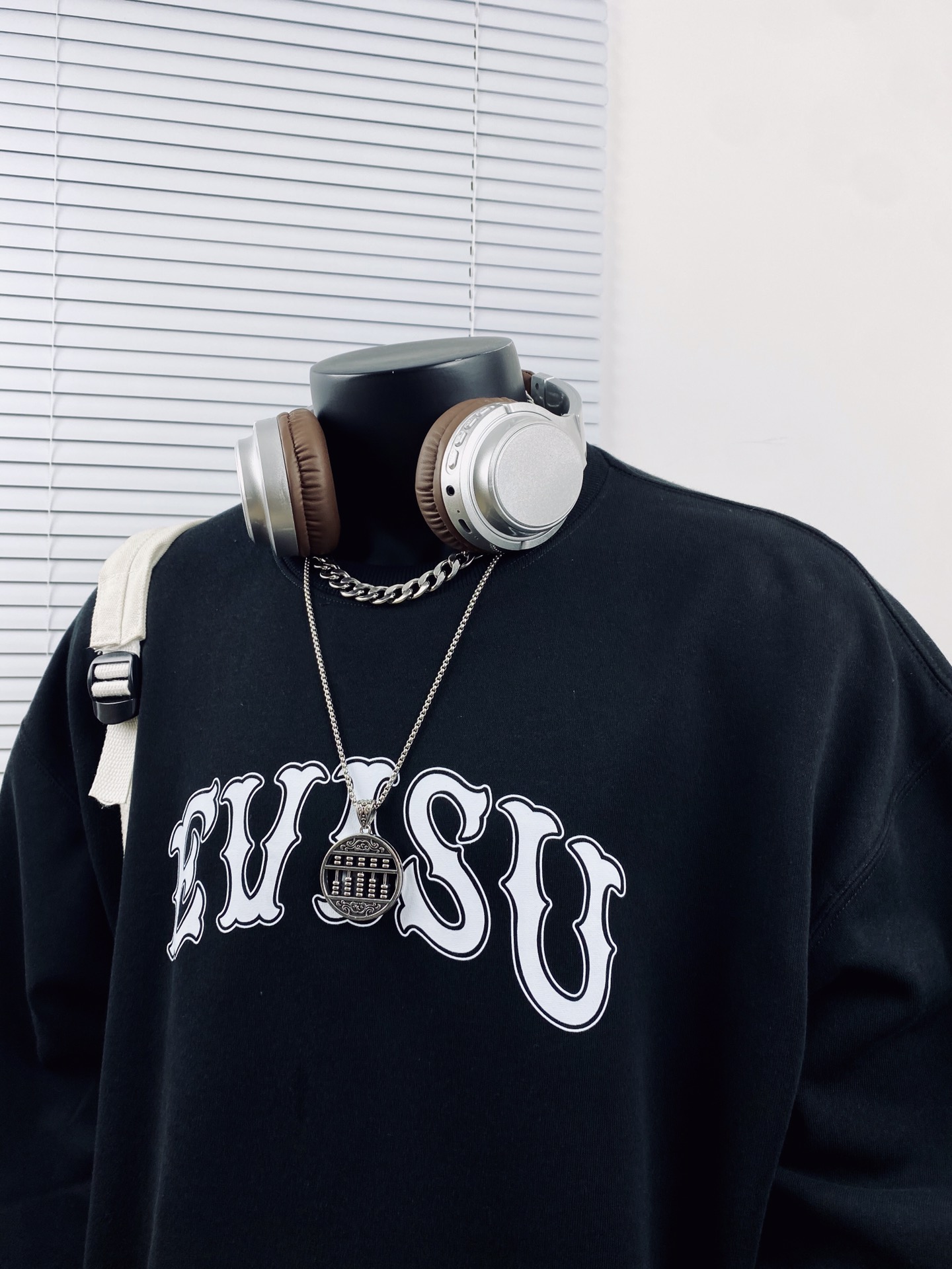 💰110
EVISU🇯🇵 福神新款高版本标志达摩印花银狐绒卫衣🌻
高端定制 细腻柔软舒适 保暖不臃肿 胸前字母LOGO和背后福花图案完美配色！不得不推荐一款非常受欢迎的硬货！你需要这样一件超百搭的卫衣 无论内搭还是单穿都非常棒👏
采用的技术是德国进口的数码印机 所以印花是超清晰的 穿久了也不会裂 普通的印花技术根本做不到🙅&zwj;♂️版型超正！宽松舒适！情侣款💑百搭首选 妥妥的自留款冲冲冲

颜色：黑色 

尺码:   M__XXL

           M         L       XL      2XL
衣长  66         68      70       72
胸围  134       136     138     140
袖长  52         54      56       58
  （手工测量 存在1~2厘米的误差哦）