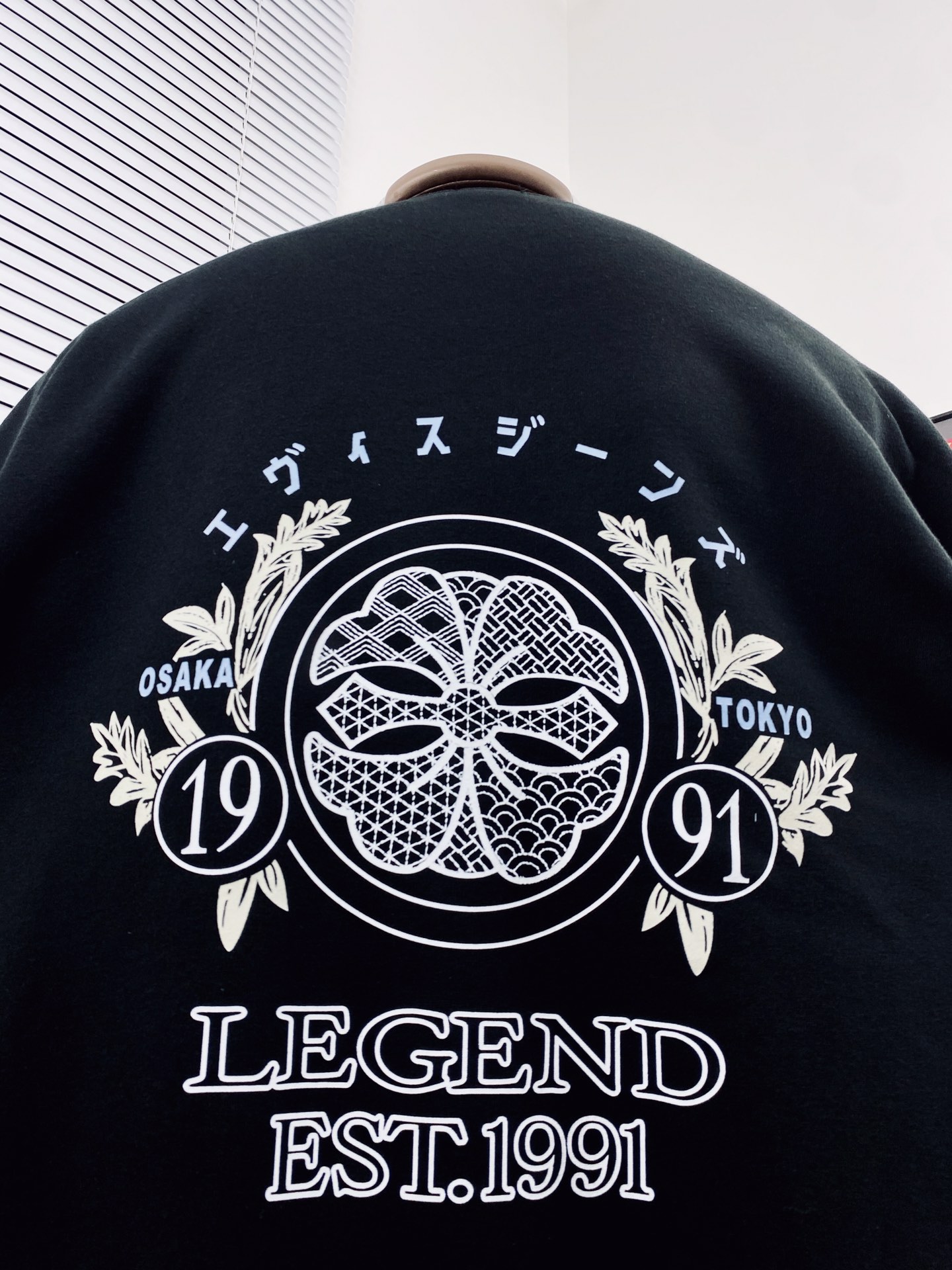 💰110
EVISU🇯🇵 福神新款高版本标志达摩印花银狐绒卫衣🌻
高端定制 细腻柔软舒适 保暖不臃肿 胸前字母LOGO和背后福花图案完美配色！不得不推荐一款非常受欢迎的硬货！你需要这样一件超百搭的卫衣 无论内搭还是单穿都非常棒👏
采用的技术是德国进口的数码印机 所以印花是超清晰的 穿久了也不会裂 普通的印花技术根本做不到🙅&zwj;♂️版型超正！宽松舒适！情侣款💑百搭首选 妥妥的自留款冲冲冲

颜色：黑色 

尺码:   M__XXL

           M         L       XL      2XL
衣长  66         68      70       72
胸围  134       136     138     140
袖长  52         54      56       58
  （手工测量 存在1~2厘米的误差哦）