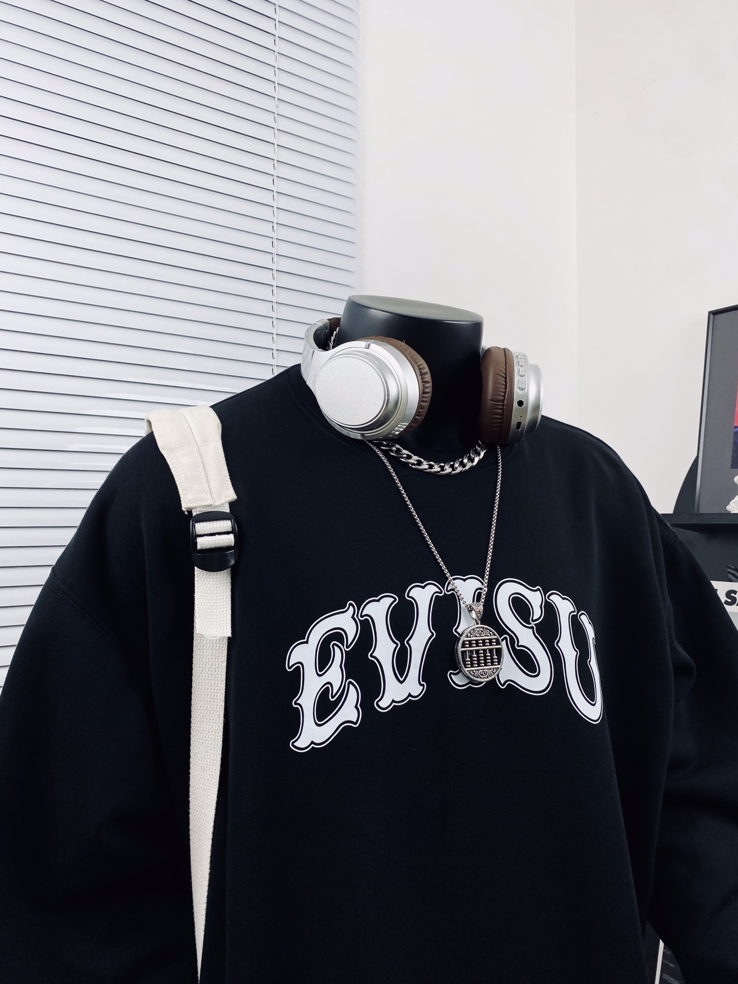 💰110
EVISU🇯🇵 福神新款高版本标志达摩印花银狐绒卫衣🌻
高端定制 细腻柔软舒适 保暖不臃肿 胸前字母LOGO和背后福花图案完美配色！不得不推荐一款非常受欢迎的硬货！你需要这样一件超百搭的卫衣 无论内搭还是单穿都非常棒👏
采用的技术是德国进口的数码印机 所以印花是超清晰的 穿久了也不会裂 普通的印花技术根本做不到🙅&zwj;♂️版型超正！宽松舒适！情侣款💑百搭首选 妥妥的自留款冲冲冲

颜色：黑色 

尺码:   M__XXL

           M         L       XL      2XL
衣长  66         68      70       72
胸围  134       136     138     140
袖长  52         54      56       58
  （手工测量 存在1~2厘米的误差哦）