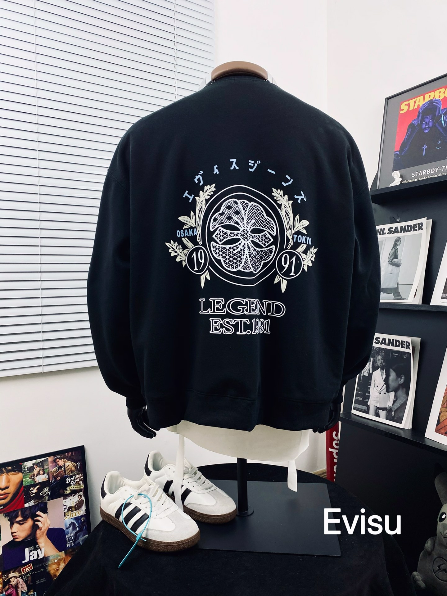 💰110
EVISU🇯🇵 福神新款高版本标志达摩印花银狐绒卫衣🌻
高端定制 细腻柔软舒适 保暖不臃肿 胸前字母LOGO和背后福花图案完美配色！不得不推荐一款非常受欢迎的硬货！你需要这样一件超百搭的卫衣 无论内搭还是单穿都非常棒👏
采用的技术是德国进口的数码印机 所以印花是超清晰的 穿久了也不会裂 普通的印花技术根本做不到🙅&zwj;♂️版型超正！宽松舒适！情侣款💑百搭首选 妥妥的自留款冲冲冲

颜色：黑色 

尺码:   M__XXL

           M         L       XL      2XL
衣长  66         68      70       72
胸围  134       136     138     140
袖长  52         54      56       58
  （手工测量 存在1~2厘米的误差哦）