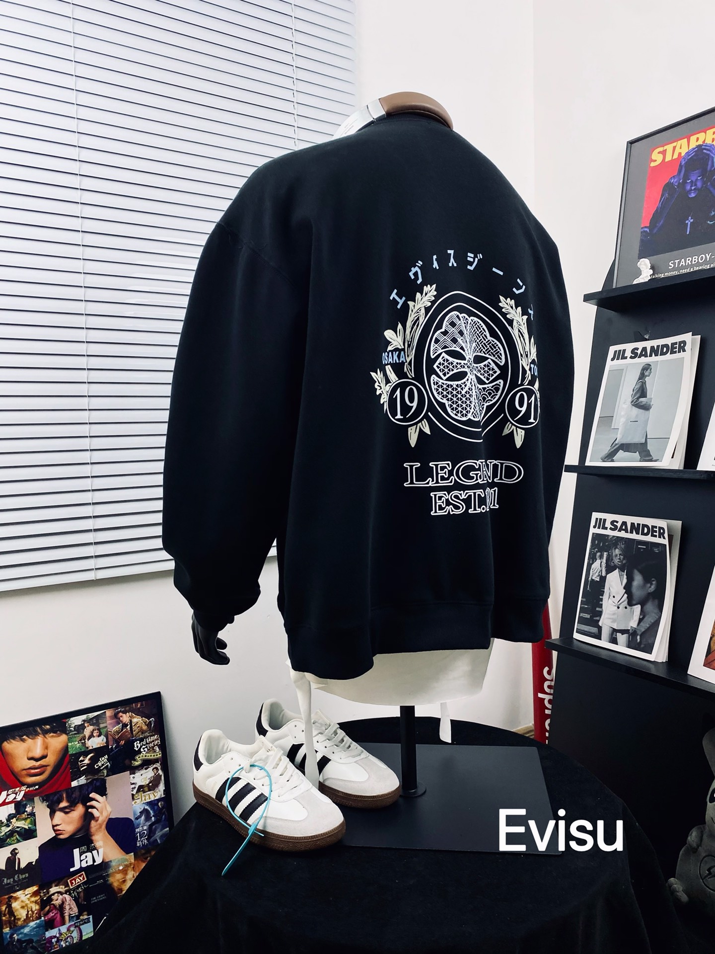 💰110
EVISU🇯🇵 福神新款高版本标志达摩印花银狐绒卫衣🌻
高端定制 细腻柔软舒适 保暖不臃肿 胸前字母LOGO和背后福花图案完美配色！不得不推荐一款非常受欢迎的硬货！你需要这样一件超百搭的卫衣 无论内搭还是单穿都非常棒👏
采用的技术是德国进口的数码印机 所以印花是超清晰的 穿久了也不会裂 普通的印花技术根本做不到🙅&zwj;♂️版型超正！宽松舒适！情侣款💑百搭首选 妥妥的自留款冲冲冲

颜色：黑色 

尺码:   M__XXL

           M         L       XL      2XL
衣长  66         68      70       72
胸围  134       136     138     140
袖长  52         54      56       58
  （手工测量 存在1~2厘米的误差哦）