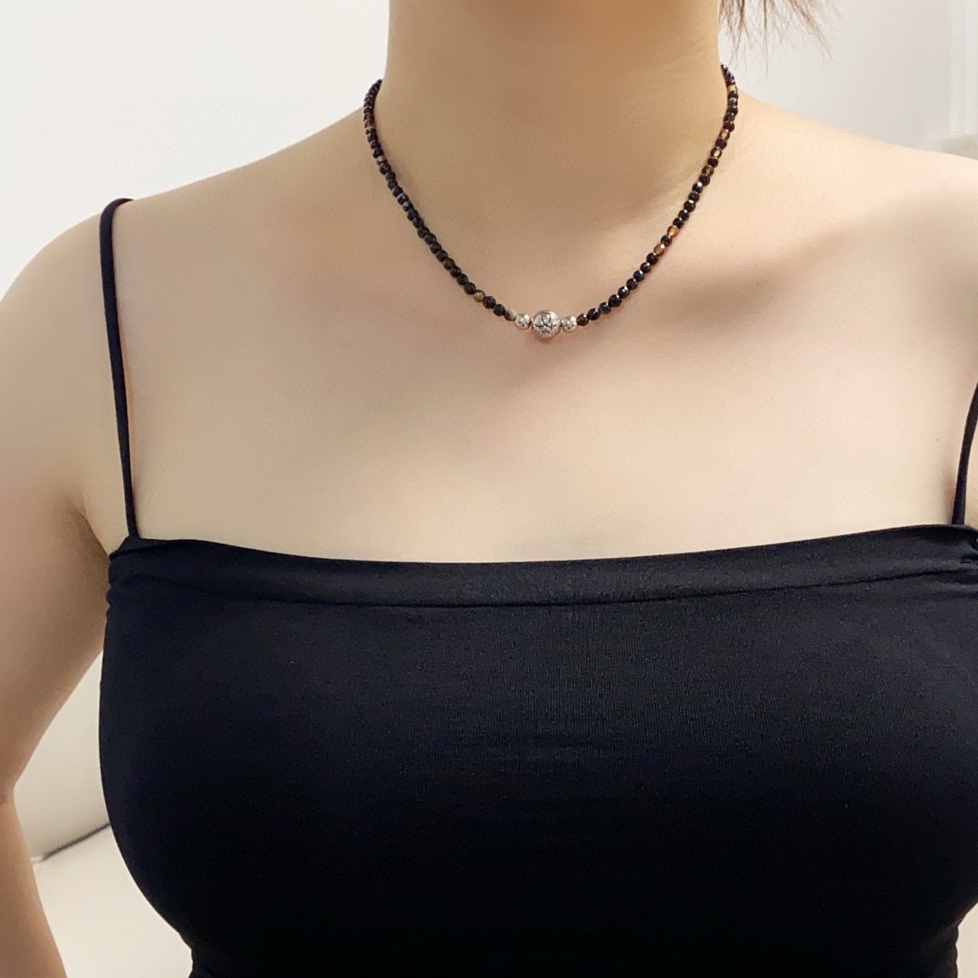 NO:603613,Chanel's double C letter high-grade sudden natural irregular agate bead necklace, full of thick feeling, classic and hot hot trend, the big brand Fragrance Grandma, this brand is absolutely known among fashionable women. It is a classic and must be popular every time. It is a well-known brand that synchronizes with genuine counters and opens molds. Exclusive high-end quality, super easy to sell, super popular, neutral style, can be worn by both men and women!  , jewelry boutique, chanel, chanel, necklace19860909香奈儿Chanel字母双C高级突天然不规则玛瑙珠子项链,厚实感十足经典火热爆款来袭大牌香奶奶这个品牌在时尚女性当中绝对无所不知都知道它的经典与岁月逢出货必火的一个知名品牌同步专柜正品开模独家高端品质超好卖超抢手中性款男女都可佩戴！,饰品精品,chanel,chanel,necklace,Jewelry