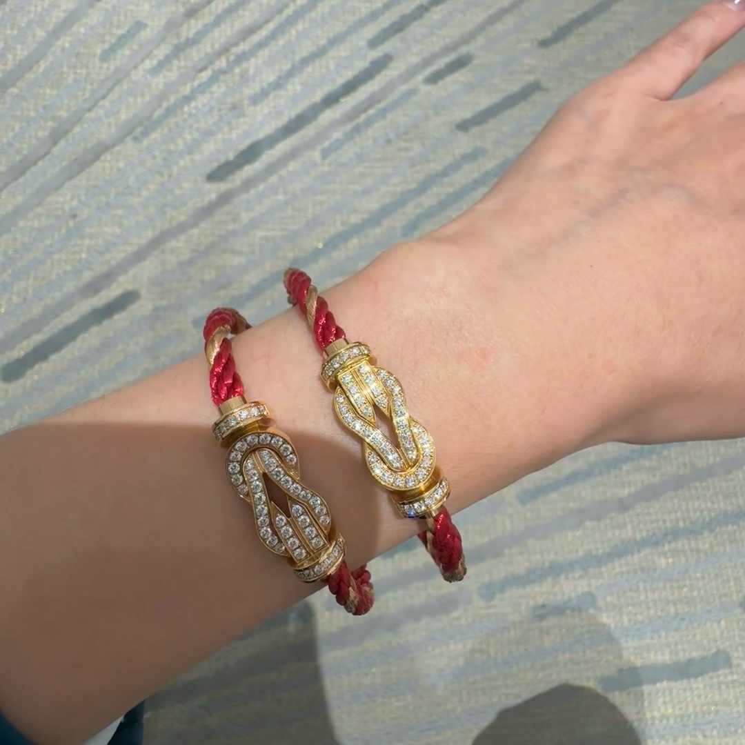 💥新品发布❤火爆🎉钢丝费雷德 Fred斐登满钻、半钻、无钻马蹄扣中性款高品质黑色钢丝绳手链手镯！本命绳👉🏻大牌 时尚 精致💠FORCE 系列手链⭐高端定制～亚金微电镀18k金工艺 精工马蹄扣头手镯！上手效果非常百搭💍 网红达人 时尚一族必备单品 玫瑰金、黄金、银色扣头😘男女情侣款两个码数：17/19cm