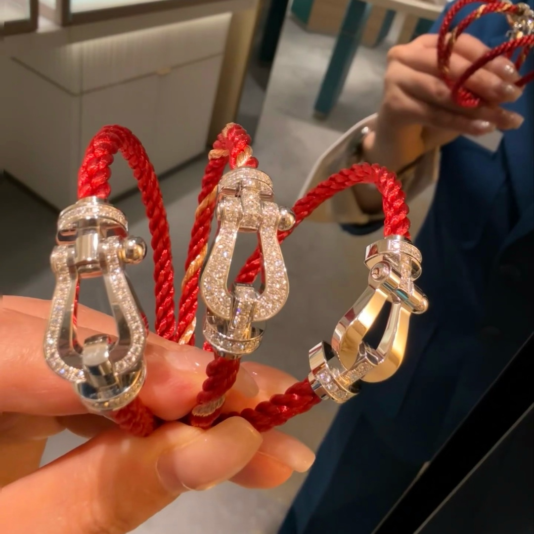 💥新品发布❤火爆🎉钢丝费雷德 Fred斐登满钻、半钻、无钻马蹄扣中性款高品质黑色钢丝绳手链手镯！本命绳👉🏻大牌 时尚 精致💠FORCE 系列手链⭐高端定制～亚金微电镀18k金工艺 精工马蹄扣头手镯！上手效果非常百搭💍 网红达人 时尚一族必备单品 玫瑰金、黄金、银色扣头😘男女情侣款两个码数：17/19cm