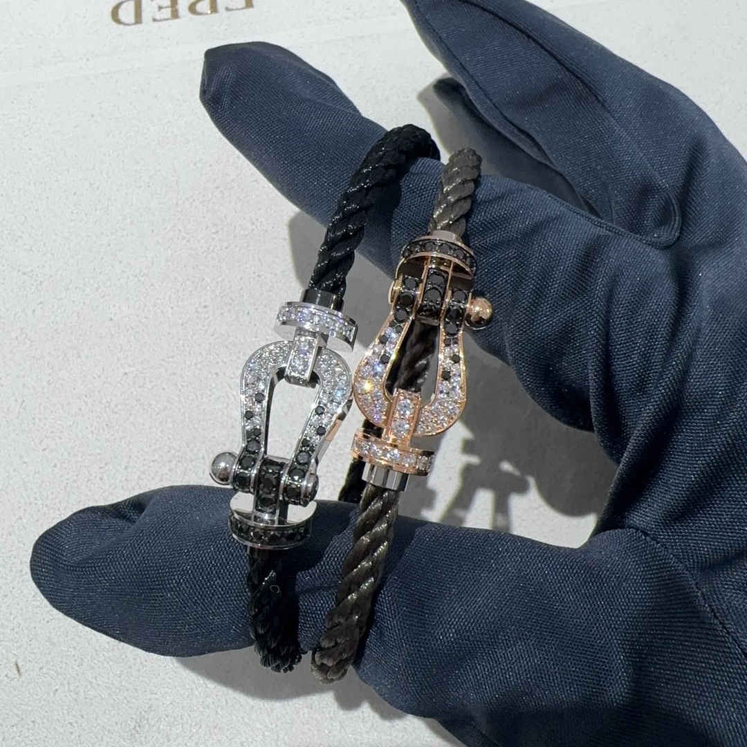 💥新品发布❤火爆🎉钢丝费雷德 Fred斐登满钻、半钻、无钻马蹄扣中性款高品质黑色钢丝绳手链手镯！本命绳👉🏻大牌 时尚 精致💠FORCE 系列手链⭐高端定制～亚金微电镀18k金工艺 精工马蹄扣头手镯！上手效果非常百搭💍 网红达人 时尚一族必备单品 玫瑰金、黄金、银色扣头😘男女情侣款两个码数：17/19cm