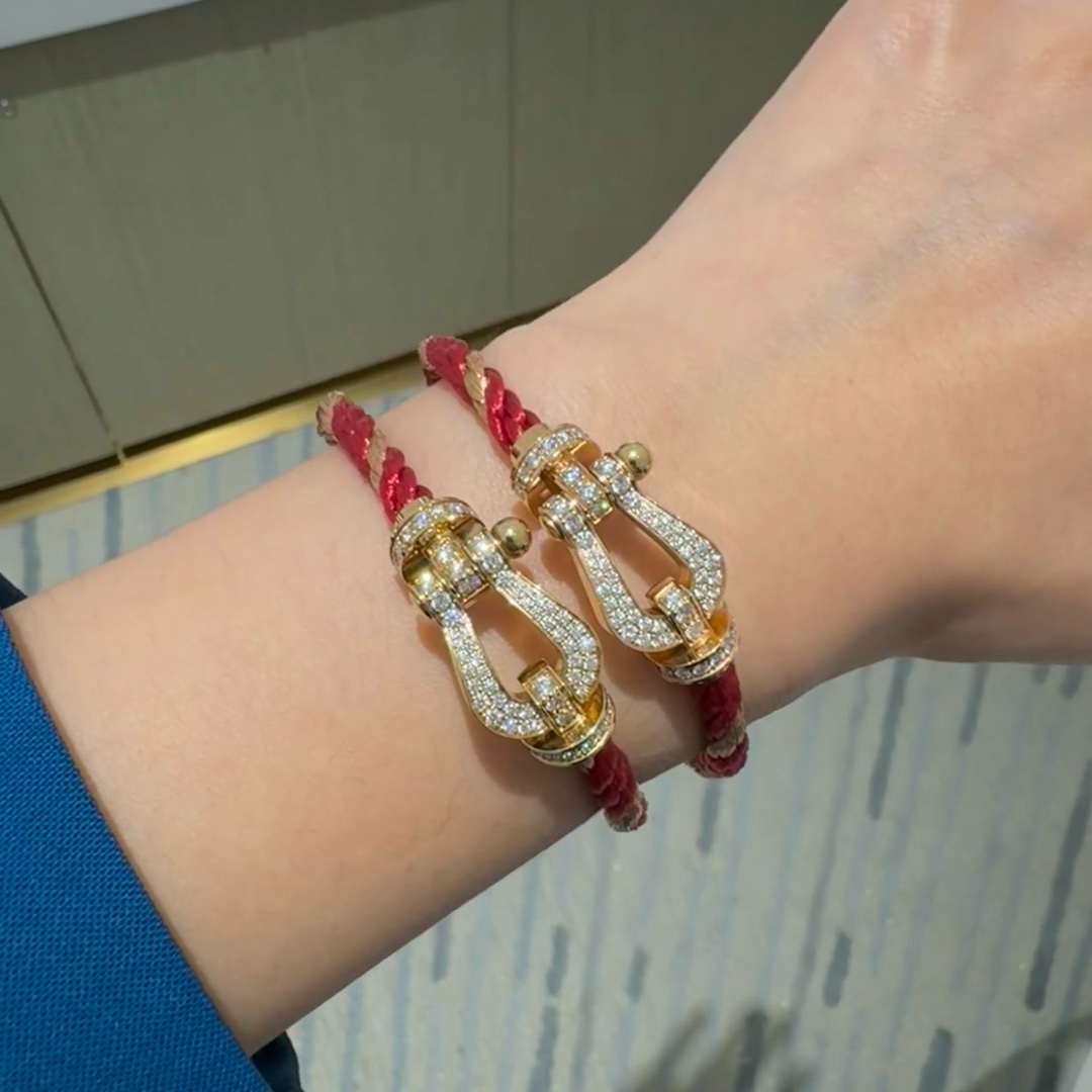 💥新品发布❤火爆🎉钢丝费雷德 Fred斐登满钻、半钻、无钻马蹄扣中性款高品质黑色钢丝绳手链手镯！本命绳👉🏻大牌 时尚 精致💠FORCE 系列手链⭐高端定制～亚金微电镀18k金工艺 精工马蹄扣头手镯！上手效果非常百搭💍 网红达人 时尚一族必备单品 玫瑰金、黄金、银色扣头😘男女情侣款两个码数：17/19cm