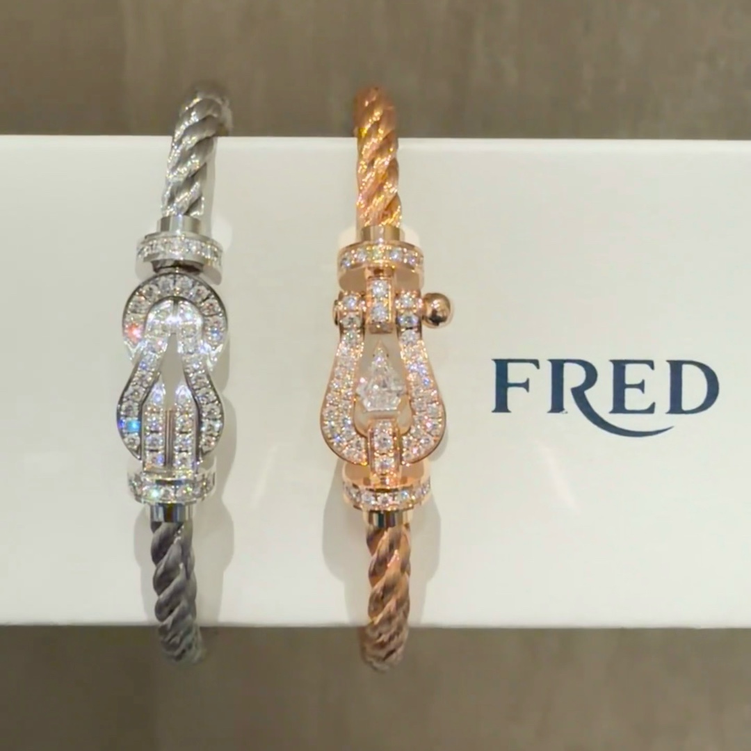 💥新品发布❤火爆🎉钢丝费雷德 Fred斐登满钻、半钻、无钻马蹄扣中性款高品质黑色钢丝绳手链手镯！本命绳👉🏻大牌 时尚 精致💠FORCE 系列手链⭐高端定制～亚金微电镀18k金工艺 精工马蹄扣头手镯！上手效果非常百搭💍 网红达人 时尚一族必备单品 玫瑰金、黄金、银色扣头😘男女情侣款两个码数：17/19cm