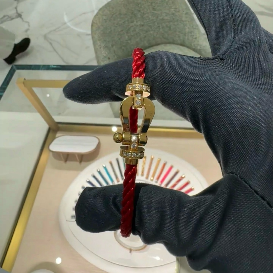 💥新品发布❤火爆🎉钢丝费雷德 Fred斐登满钻、半钻、无钻马蹄扣中性款高品质黑色钢丝绳手链手镯！本命绳👉🏻大牌 时尚 精致💠FORCE 系列手链⭐高端定制～亚金微电镀18k金工艺 精工马蹄扣头手镯！上手效果非常百搭💍 网红达人 时尚一族必备单品 玫瑰金、黄金、银色扣头😘男女情侣款两个码数：17/19cm