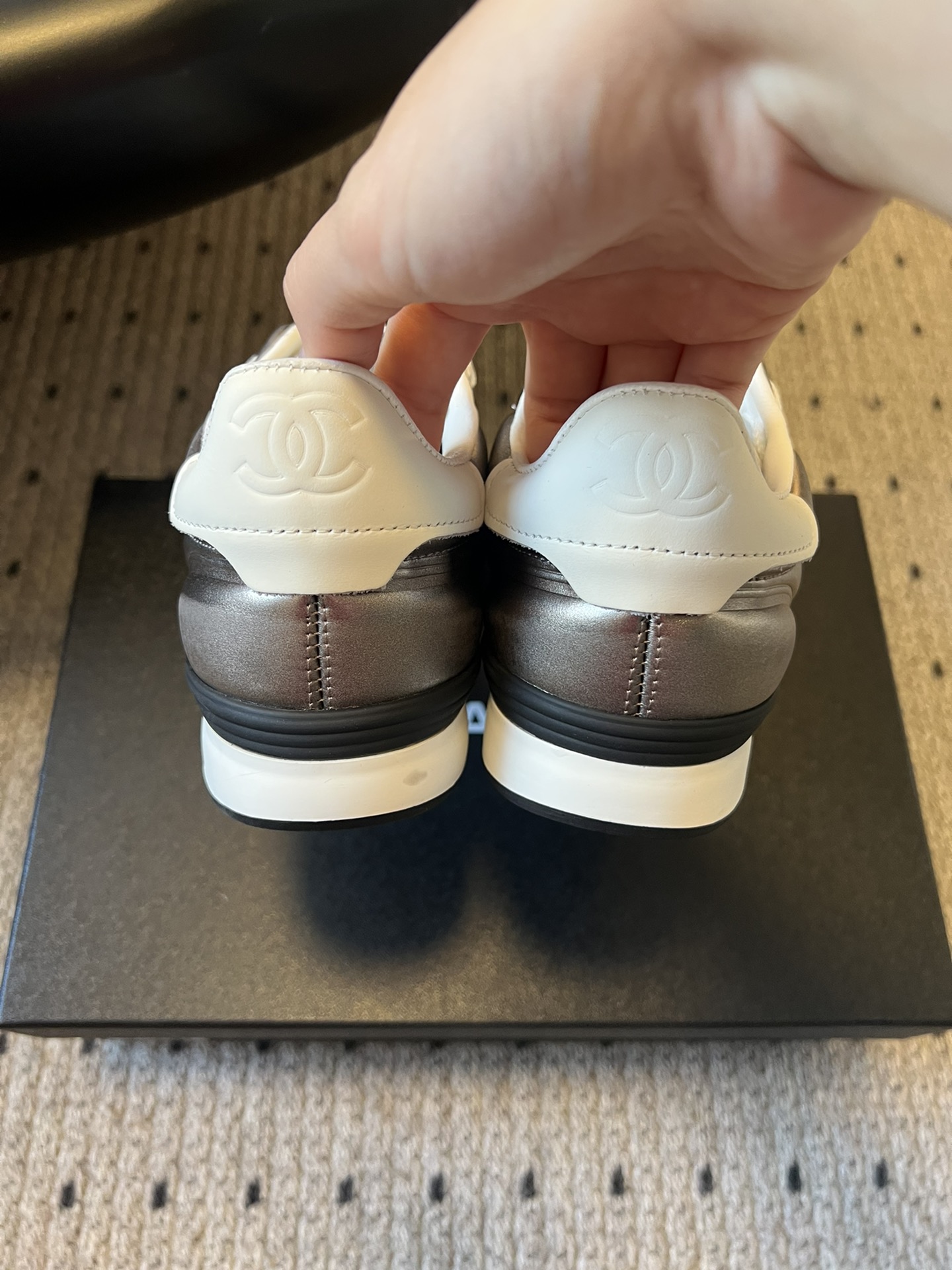 CHANE* 25ss 亮面格纹百搭运动鞋德训鞋鞋面采用金属光泽感的银色漆皮，并融入香奈儿标志性的菱格纹