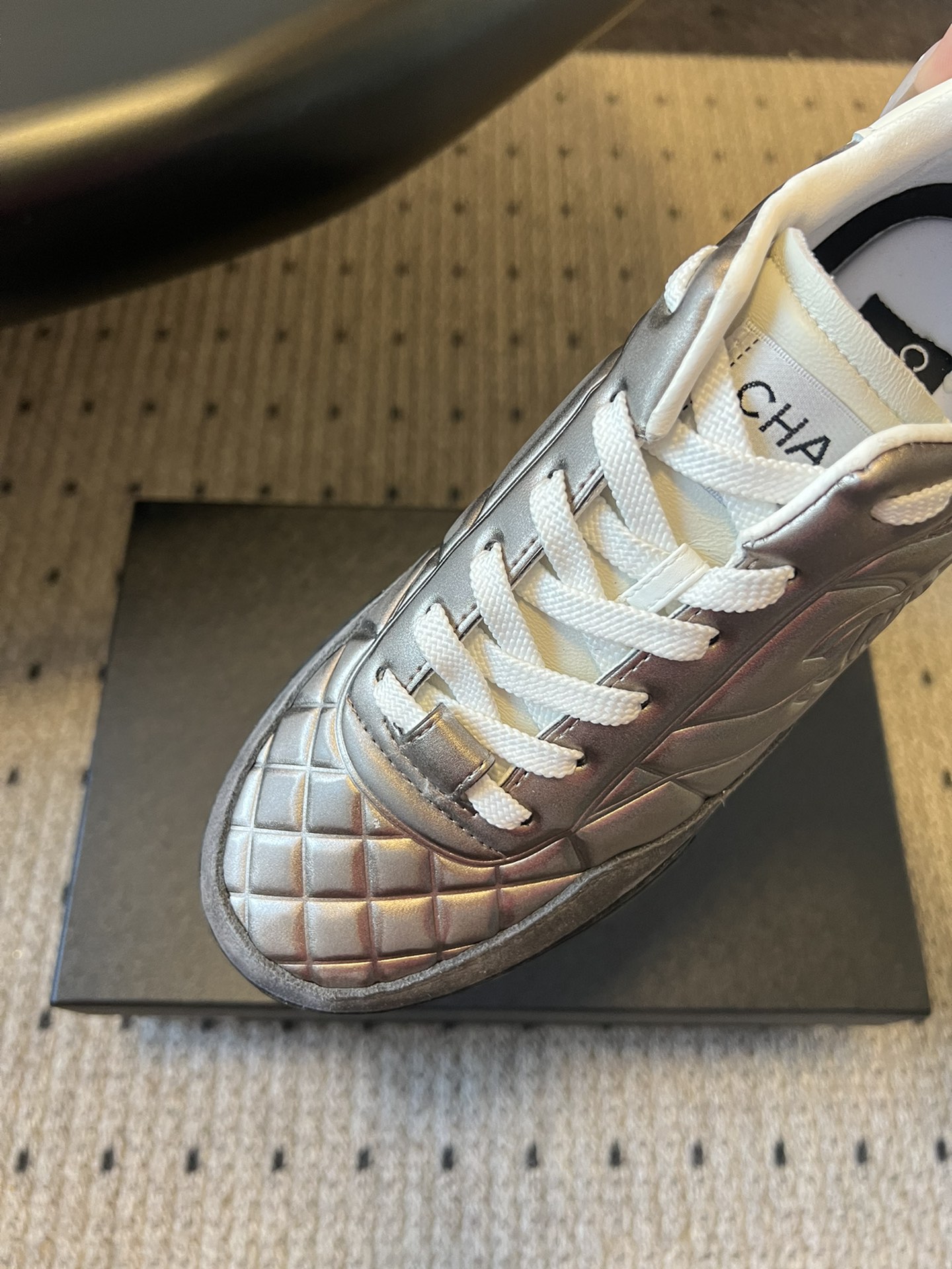 CHANE* 25ss 亮面格纹百搭运动鞋德训鞋鞋面采用金属光泽感的银色漆皮，并融入香奈儿标志性的菱格纹