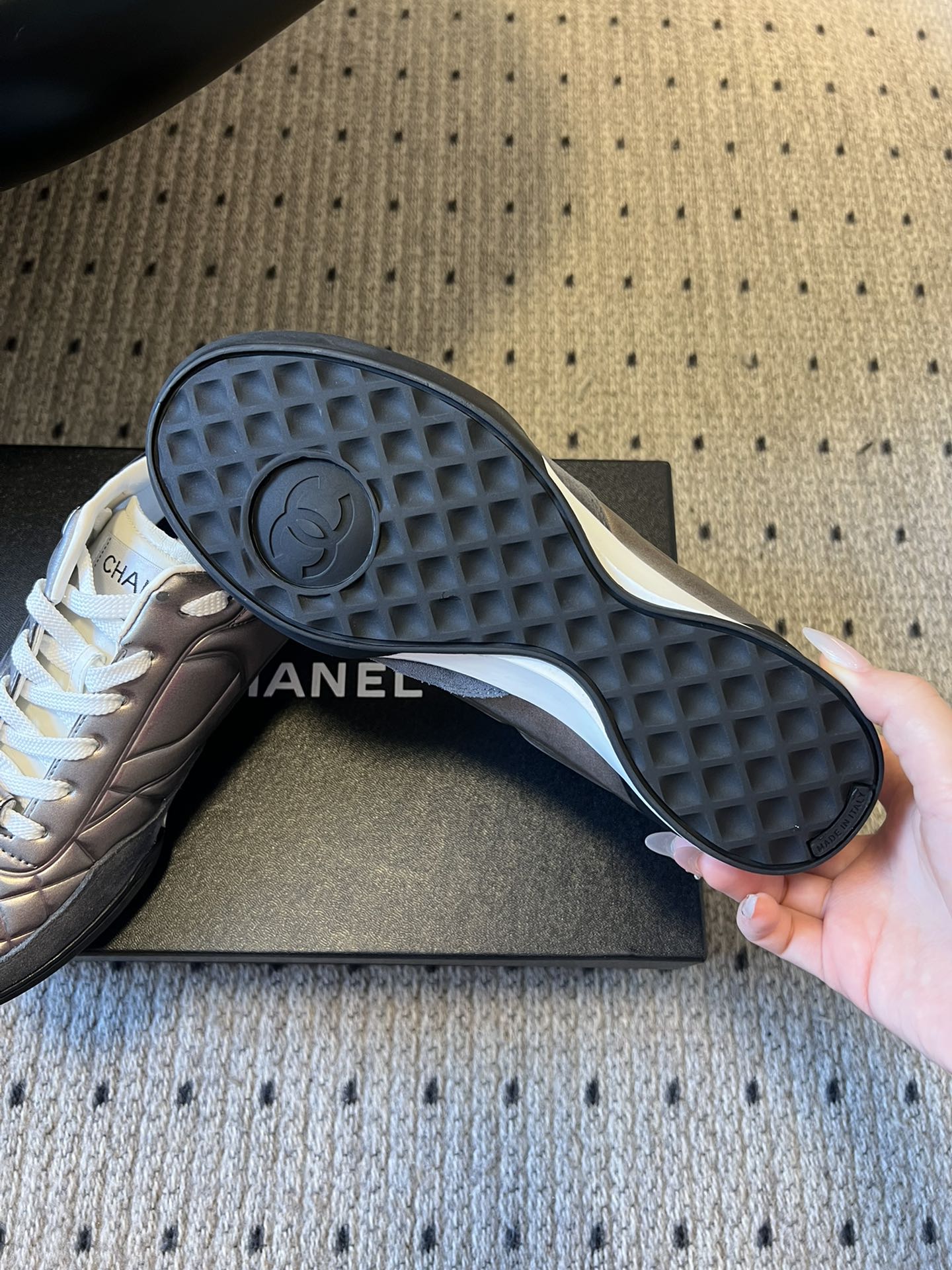 CHANE* 25ss 亮面格纹百搭运动鞋德训鞋鞋面采用金属光泽感的银色漆皮，并融入香奈儿标志性的菱格纹