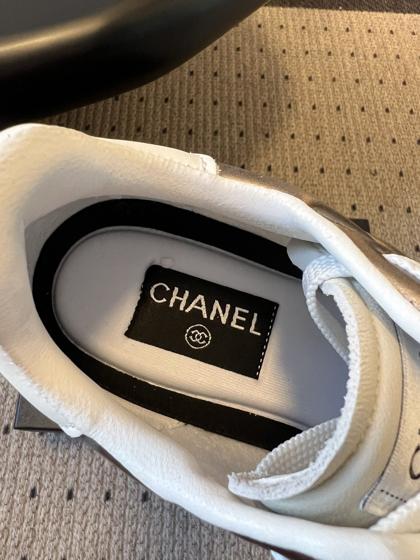 CHANE* 25ss 亮面格纹百搭运动鞋德训鞋鞋面采用金属光泽感的银色漆皮，并融入香奈儿标志性的菱格纹