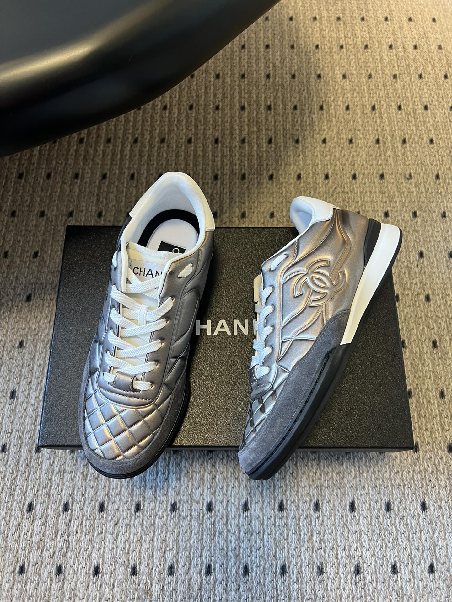 CHANE* 25ss 亮面格纹百搭运动鞋德训鞋鞋面采用金属光泽感的银色漆皮，并融入香奈儿标志性的菱格纹