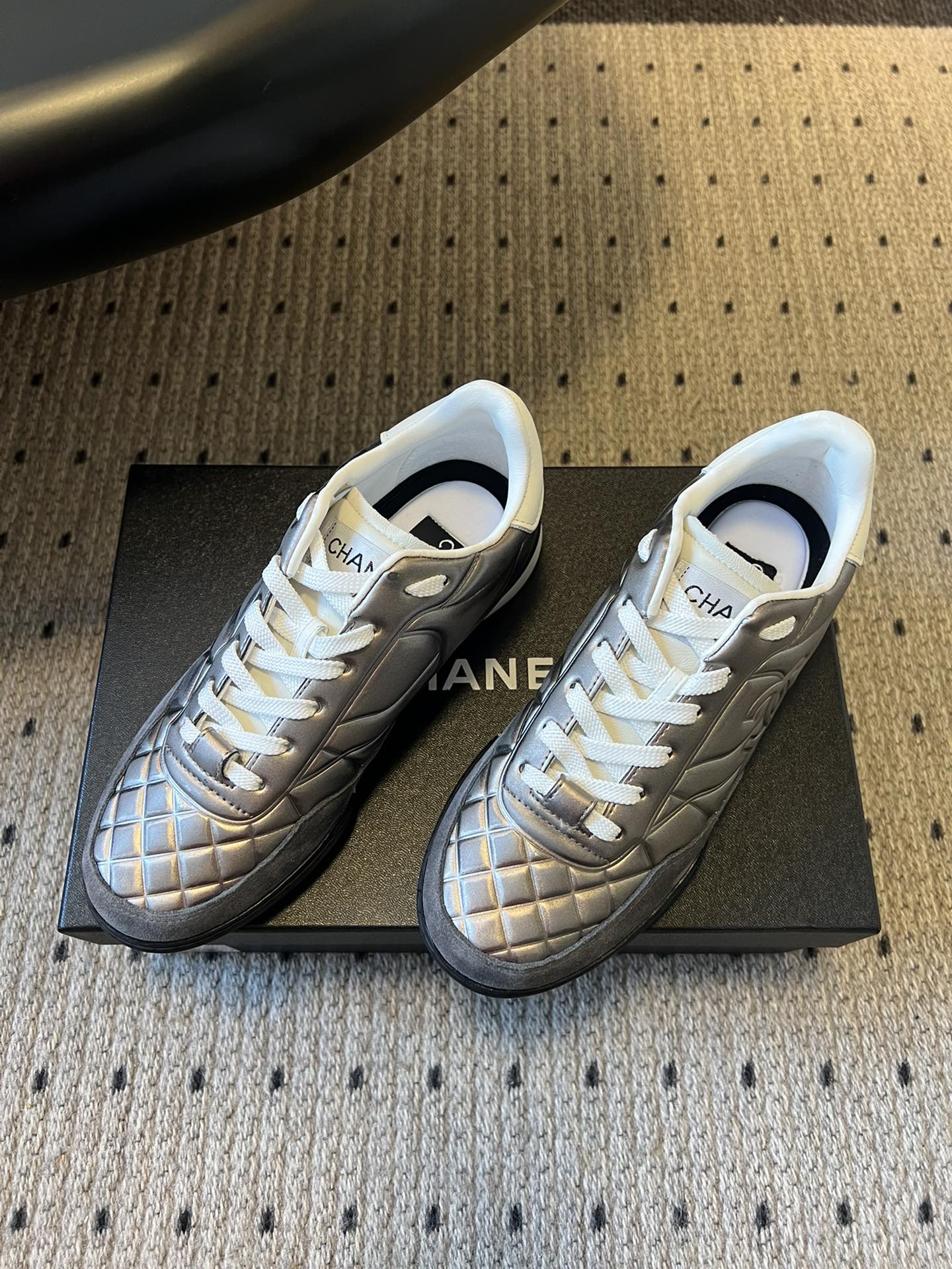 CHANE* 25ss 亮面格纹百搭运动鞋德训鞋鞋面采用金属光泽感的银色漆皮，并融入香奈儿标志性的菱格纹