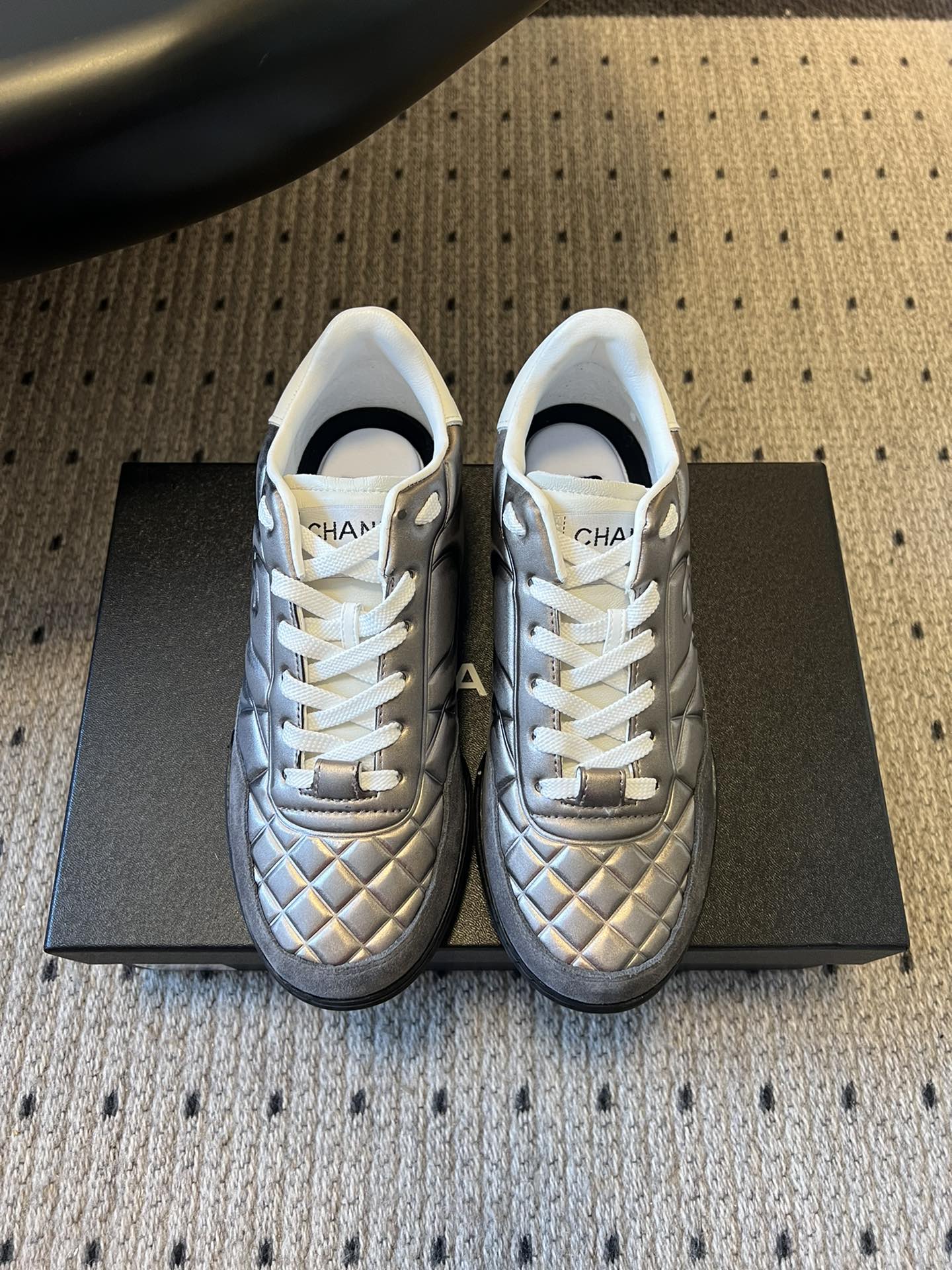 CHANE* 25ss 亮面格纹百搭运动鞋德训鞋鞋面采用金属光泽感的银色漆皮，并融入香奈儿标志性的菱格纹