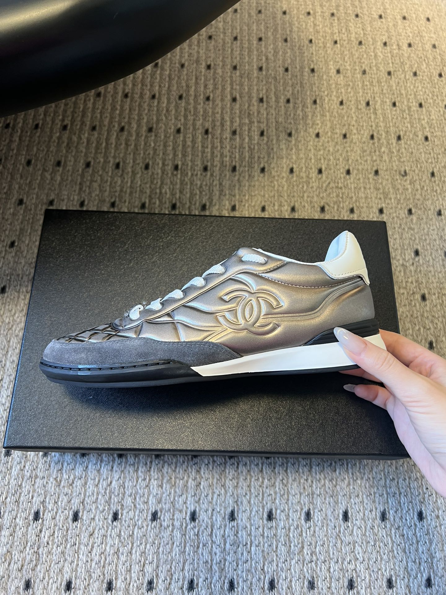 CHANE* 25ss 亮面格纹百搭运动鞋德训鞋鞋面采用金属光泽感的银色漆皮，并融入香奈儿标志性的菱格纹