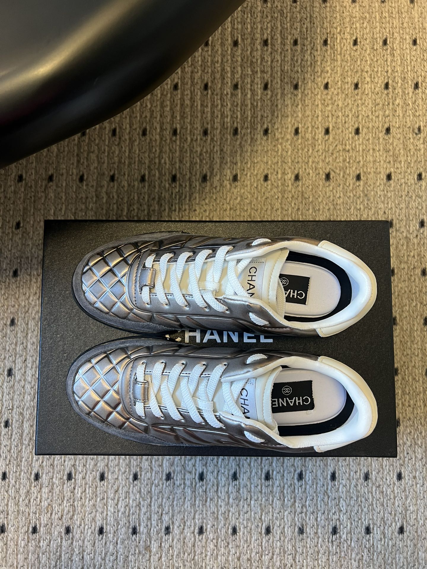 CHANE* 25ss 亮面格纹百搭运动鞋德训鞋鞋面采用金属光泽感的银色漆皮，并融入香奈儿标志性的菱格纹