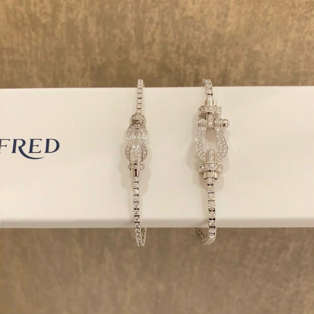 💥新品发布❤火爆🎉钢丝费雷德 Fred斐登满钻、半钻、无钻马蹄扣中性款高品质黑色钢丝绳手链手镯！本命绳👉🏻大牌 时尚 精致💠FORCE 系列手链⭐高端定制～亚金微电镀18k金工艺 精工马蹄扣头手镯！上手效果非常百搭💍 网红达人 时尚一族必备单品 玫瑰金、黄金、银色扣头😘男女情侣款两个码数：17/19cm