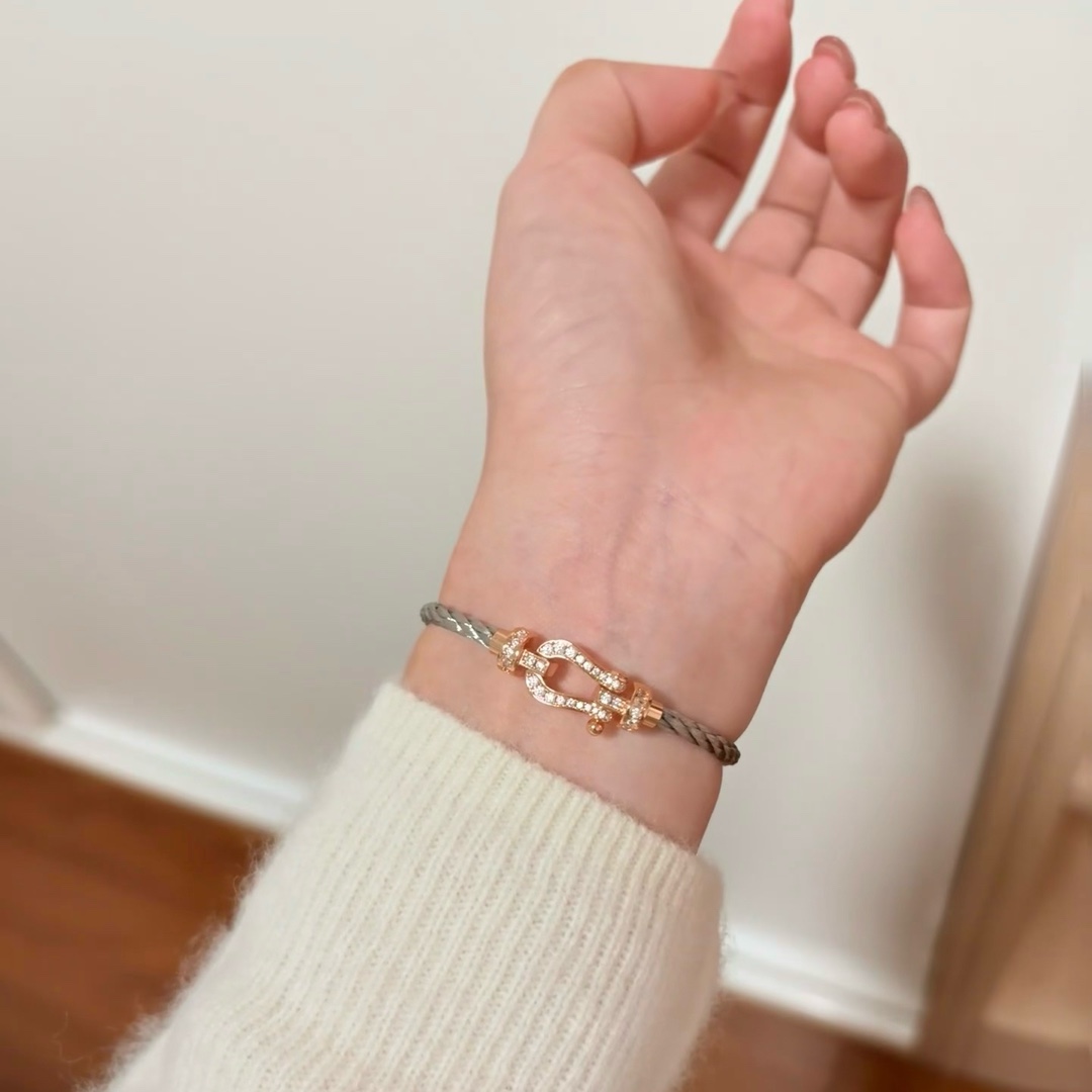 💥新品发布❤火爆🎉钢丝费雷德 Fred斐登满钻、半钻、无钻马蹄扣中性款高品质黑色钢丝绳手链手镯！本命绳👉🏻大牌 时尚 精致💠FORCE 系列手链⭐高端定制～亚金微电镀18k金工艺 精工马蹄扣头手镯！上手效果非常百搭💍 网红达人 时尚一族必备单品 玫瑰金、黄金、银色扣头😘男女情侣款两个码数：17/19cm