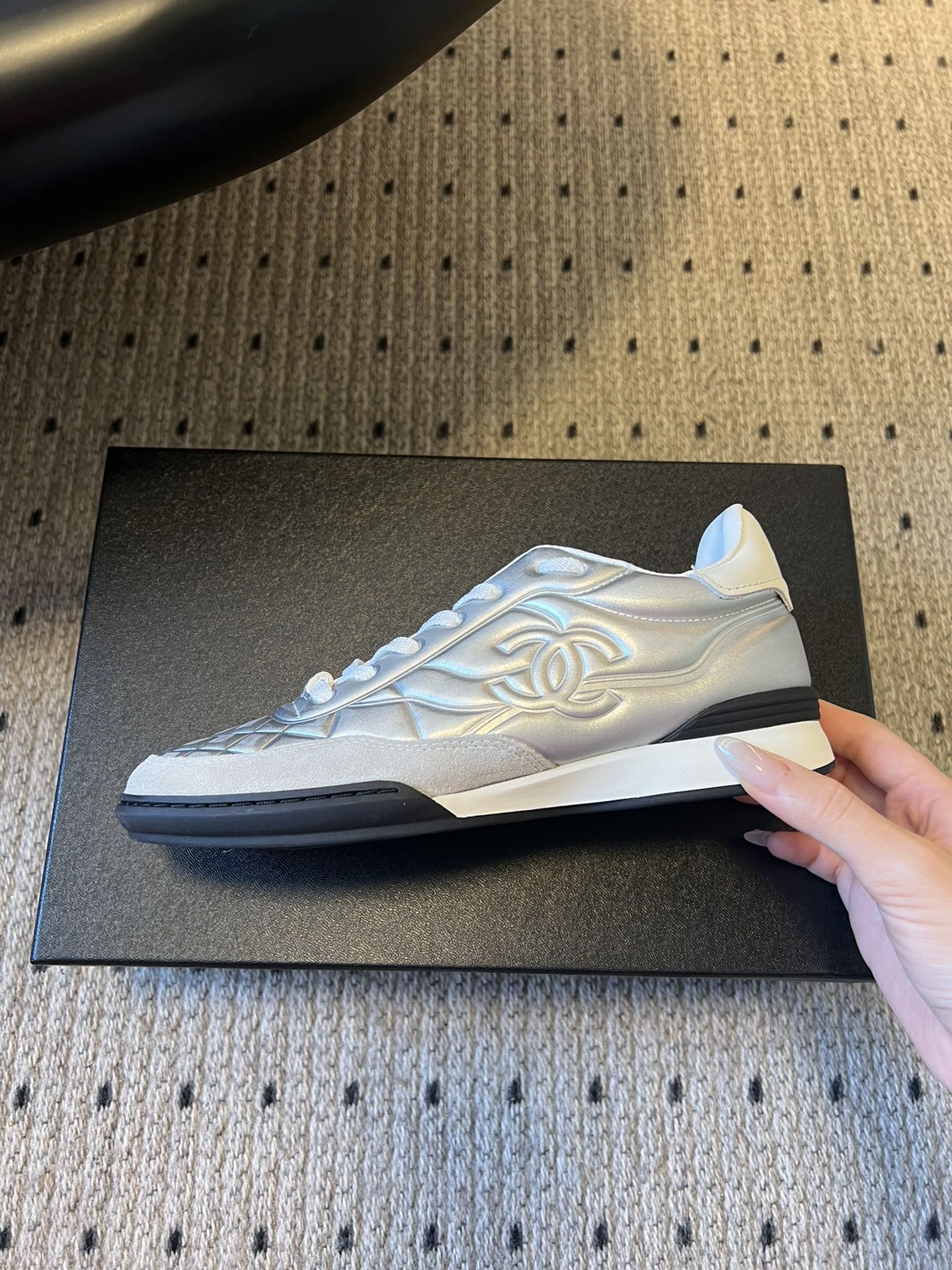 CHANE* 25ss 亮面格纹百搭运动鞋德训鞋鞋面采用金属光泽感的银色漆皮，并融入香奈儿标志性的菱格纹