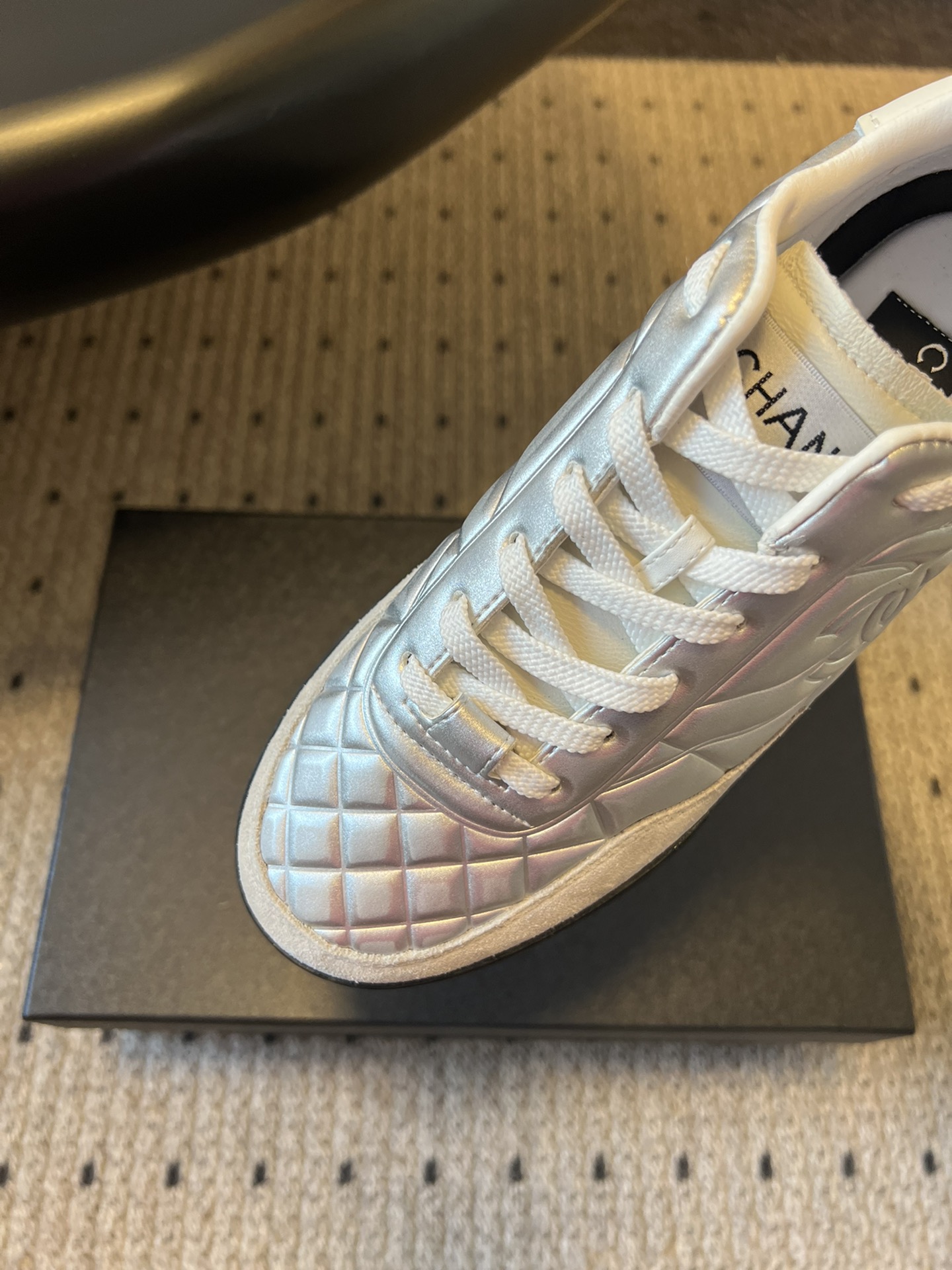 CHANE* 25ss 亮面格纹百搭运动鞋德训鞋鞋面采用金属光泽感的银色漆皮，并融入香奈儿标志性的菱格纹