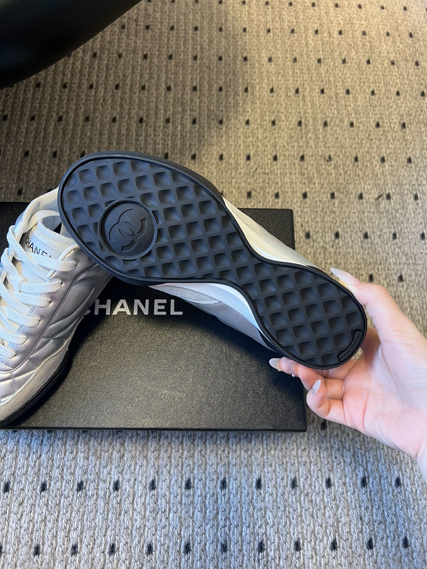 CHANE* 25ss 亮面格纹百搭运动鞋德训鞋鞋面采用金属光泽感的银色漆皮，并融入香奈儿标志性的菱格纹