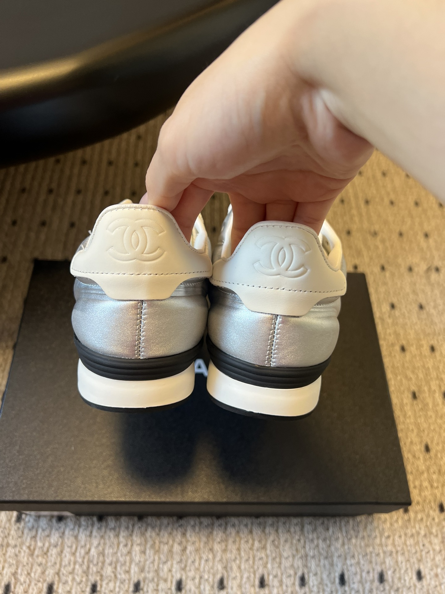 CHANE* 25ss 亮面格纹百搭运动鞋德训鞋鞋面采用金属光泽感的银色漆皮，并融入香奈儿标志性的菱格纹