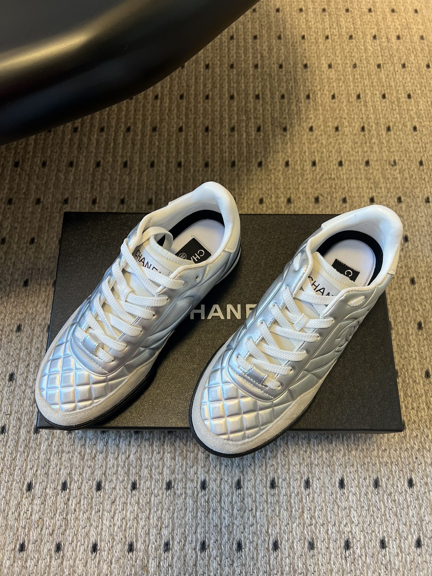 CHANE* 25ss 亮面格纹百搭运动鞋德训鞋鞋面采用金属光泽感的银色漆皮，并融入香奈儿标志性的菱格纹
