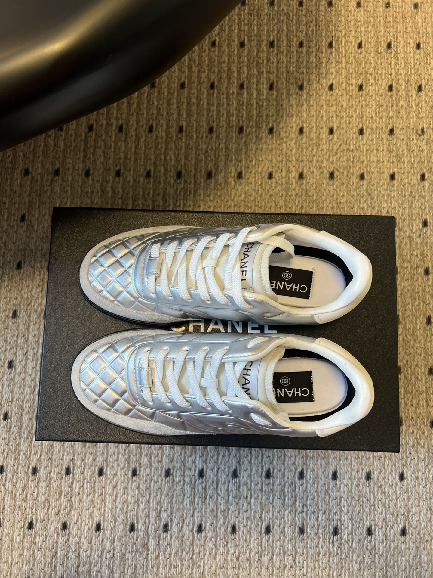 CHANE* 25ss 亮面格纹百搭运动鞋德训鞋鞋面采用金属光泽感的银色漆皮，并融入香奈儿标志性的菱格纹