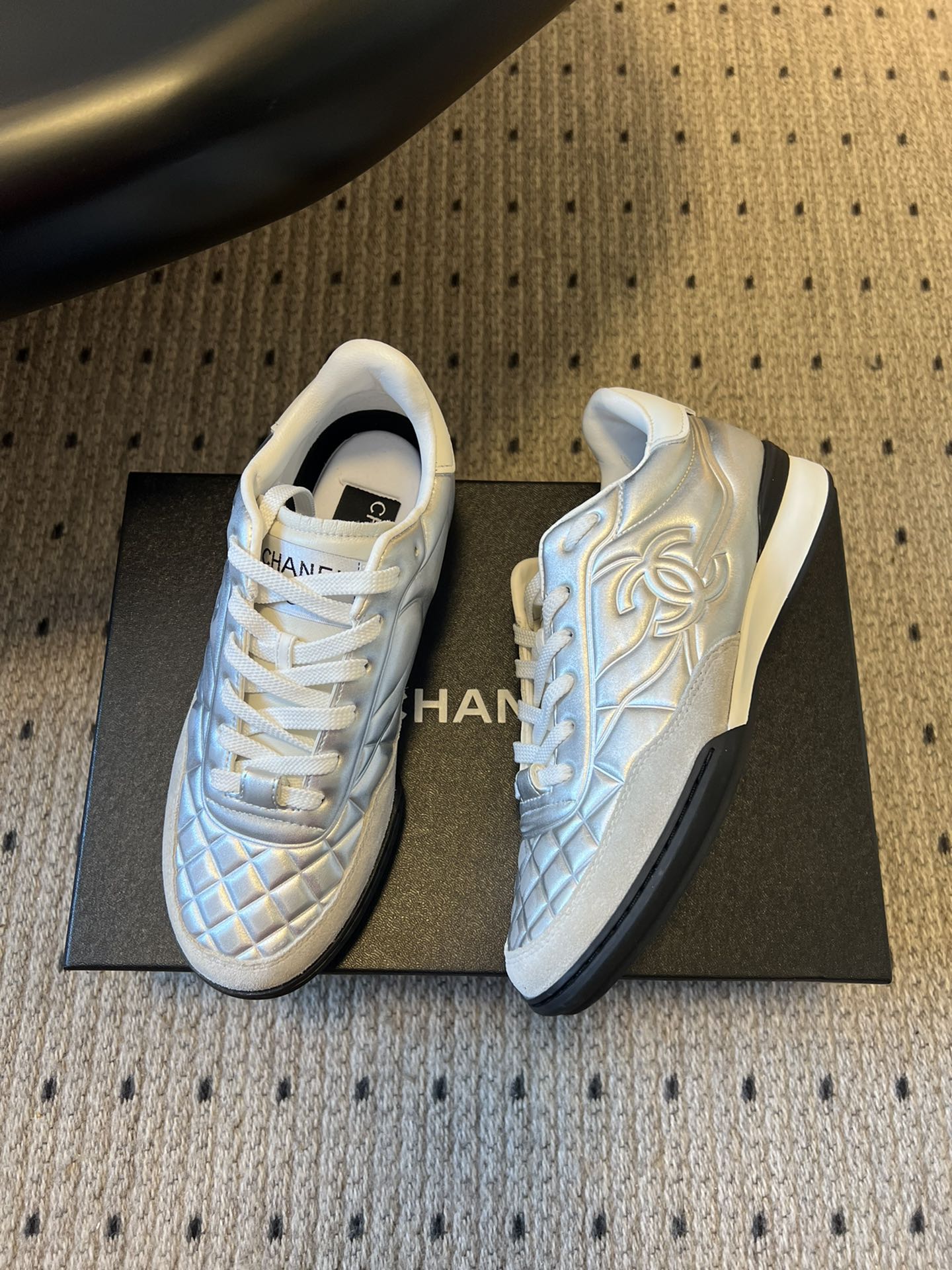 CHANE* 25ss 亮面格纹百搭运动鞋德训鞋鞋面采用金属光泽感的银色漆皮，并融入香奈儿标志性的菱格纹