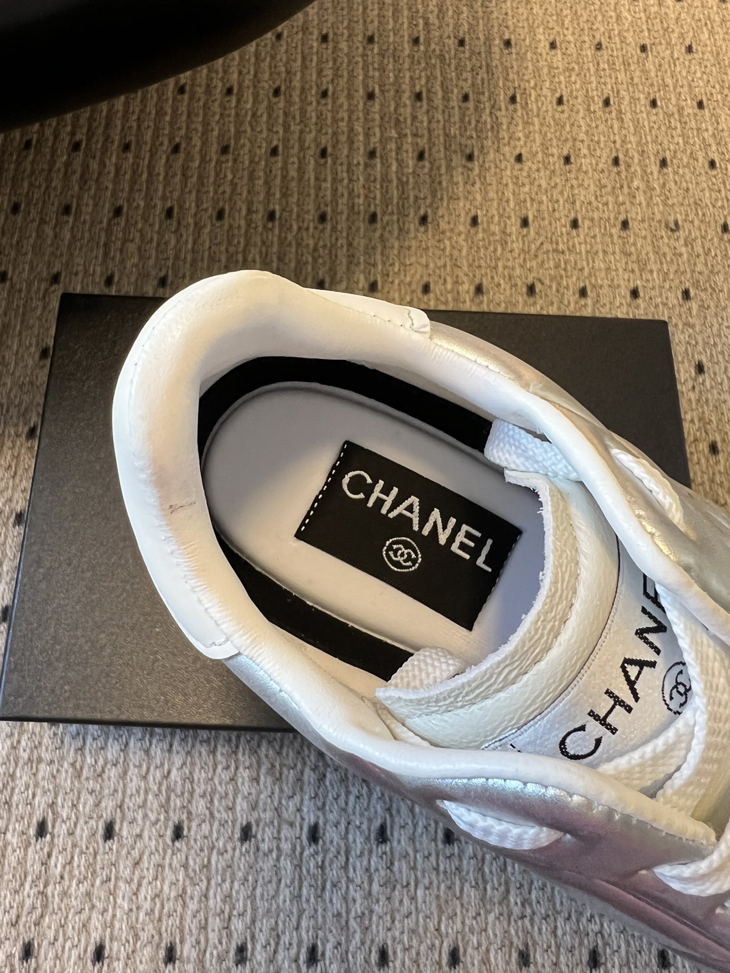 CHANE* 25ss 亮面格纹百搭运动鞋德训鞋鞋面采用金属光泽感的银色漆皮，并融入香奈儿标志性的菱格纹