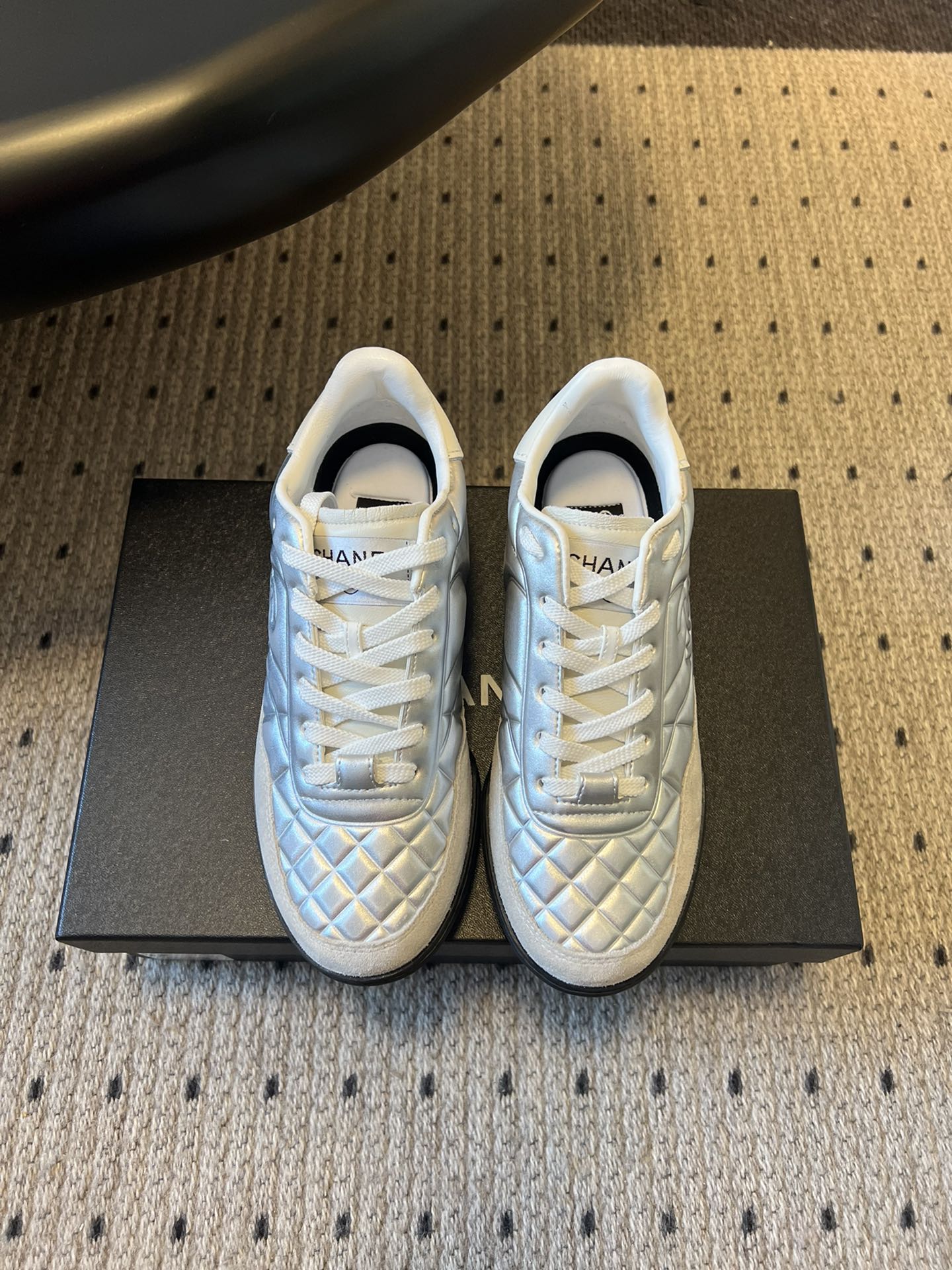 CHANE* 25ss 亮面格纹百搭运动鞋德训鞋鞋面采用金属光泽感的银色漆皮，并融入香奈儿标志性的菱格纹
