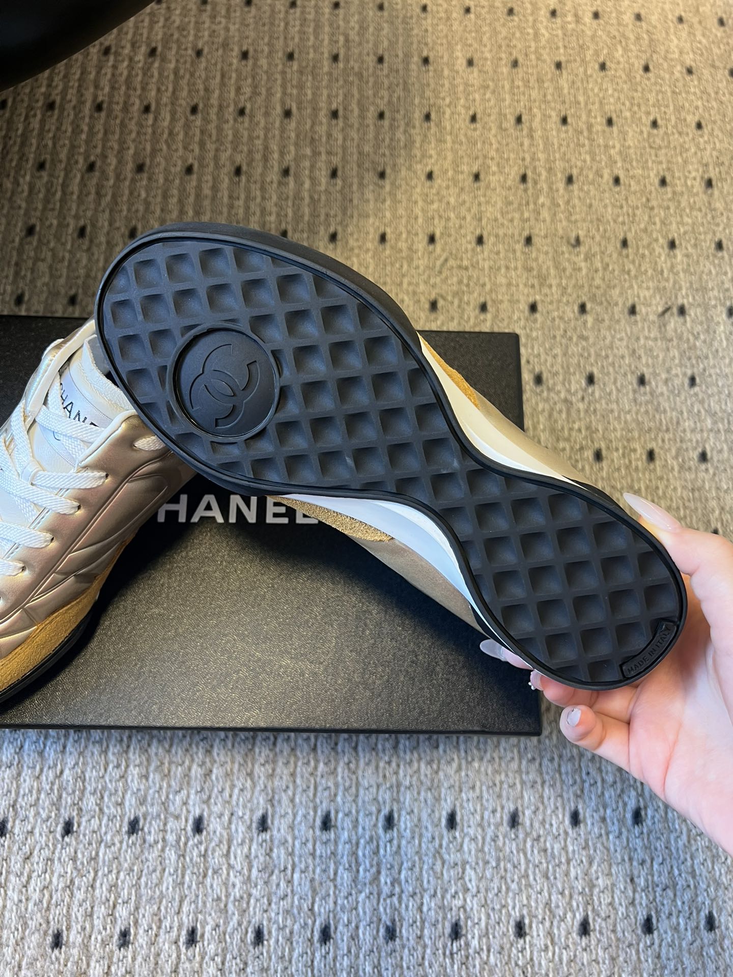 CHANE* 25ss 亮面格纹百搭运动鞋德训鞋鞋面采用金属光泽感的银色漆皮，并融入香奈儿标志性的菱格纹