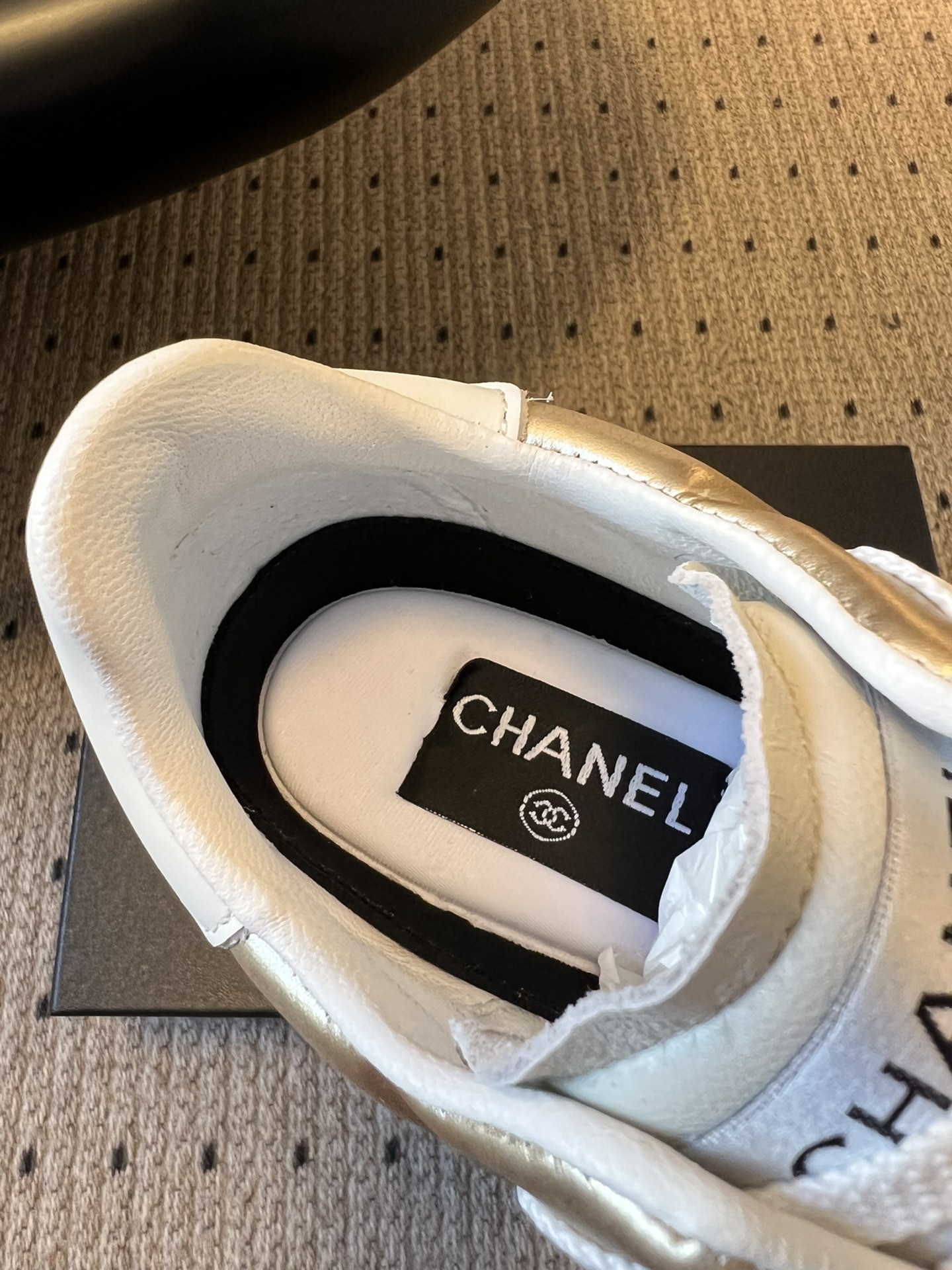 CHANE* 25ss 亮面格纹百搭运动鞋德训鞋鞋面采用金属光泽感的银色漆皮，并融入香奈儿标志性的菱格纹