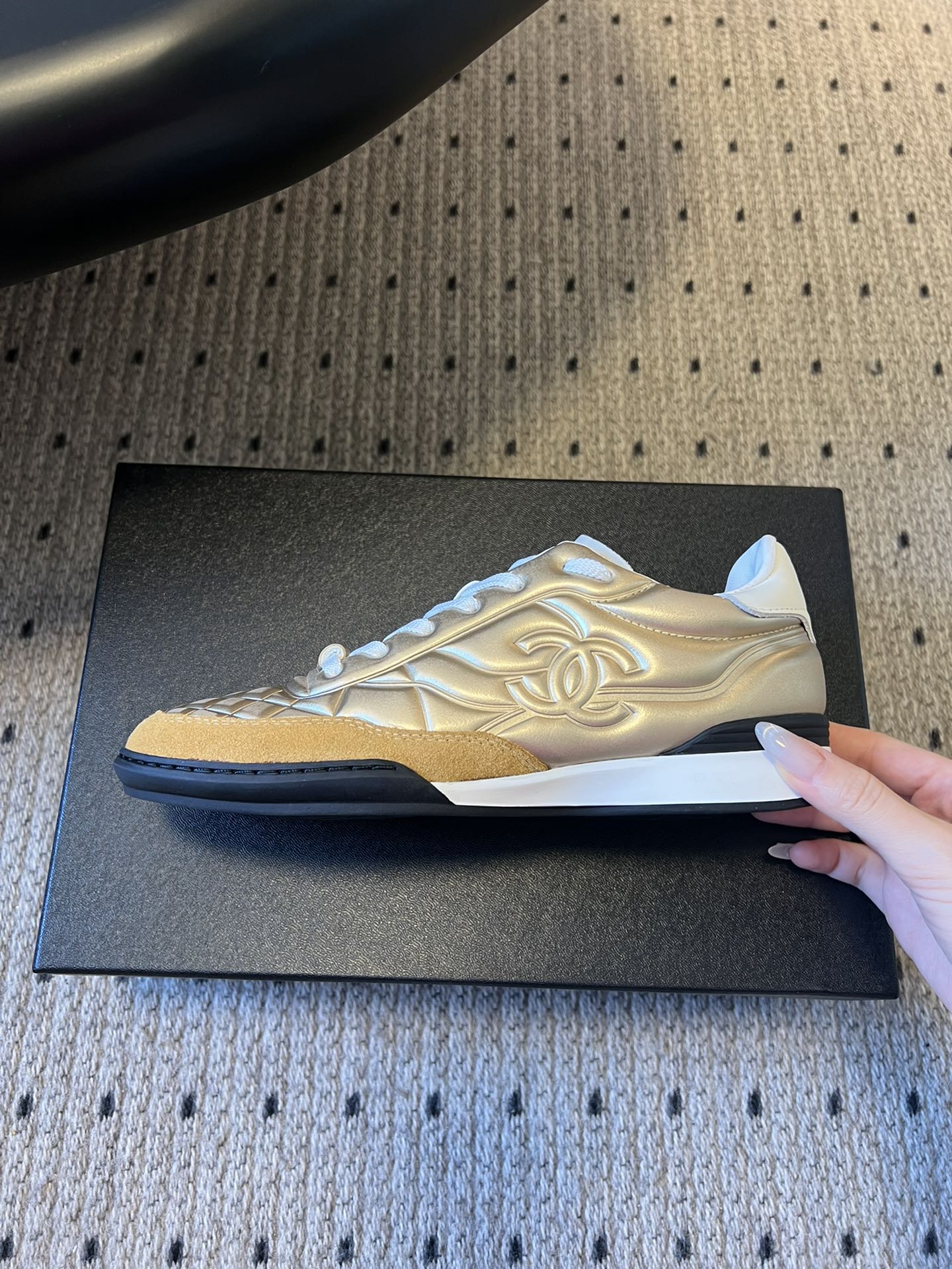 CHANE* 25ss 亮面格纹百搭运动鞋德训鞋鞋面采用金属光泽感的银色漆皮，并融入香奈儿标志性的菱格纹