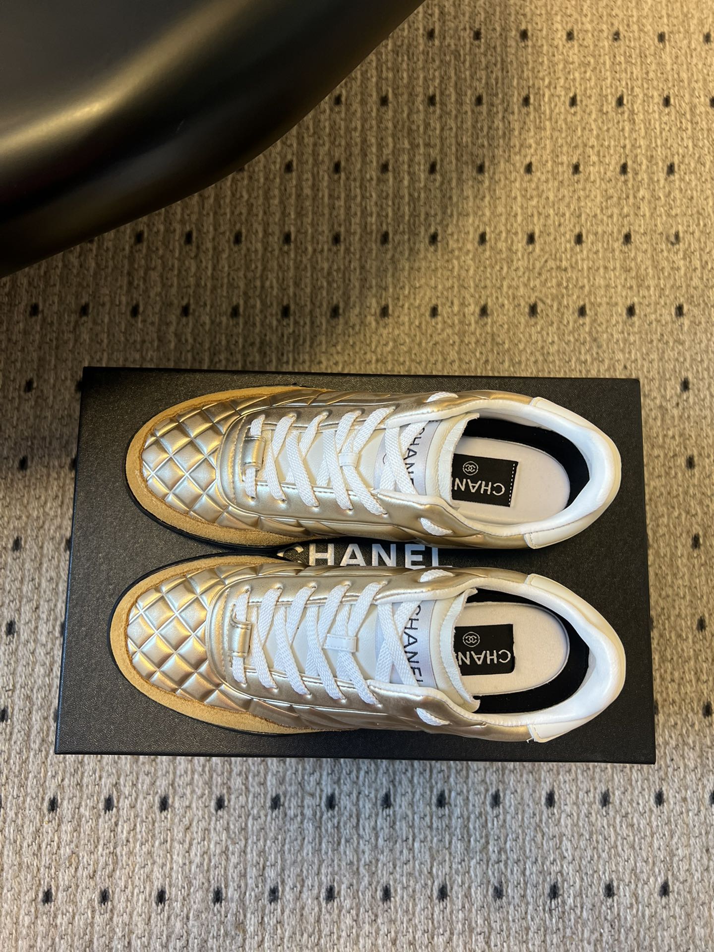 CHANE* 25ss 亮面格纹百搭运动鞋德训鞋鞋面采用金属光泽感的银色漆皮，并融入香奈儿标志性的菱格纹