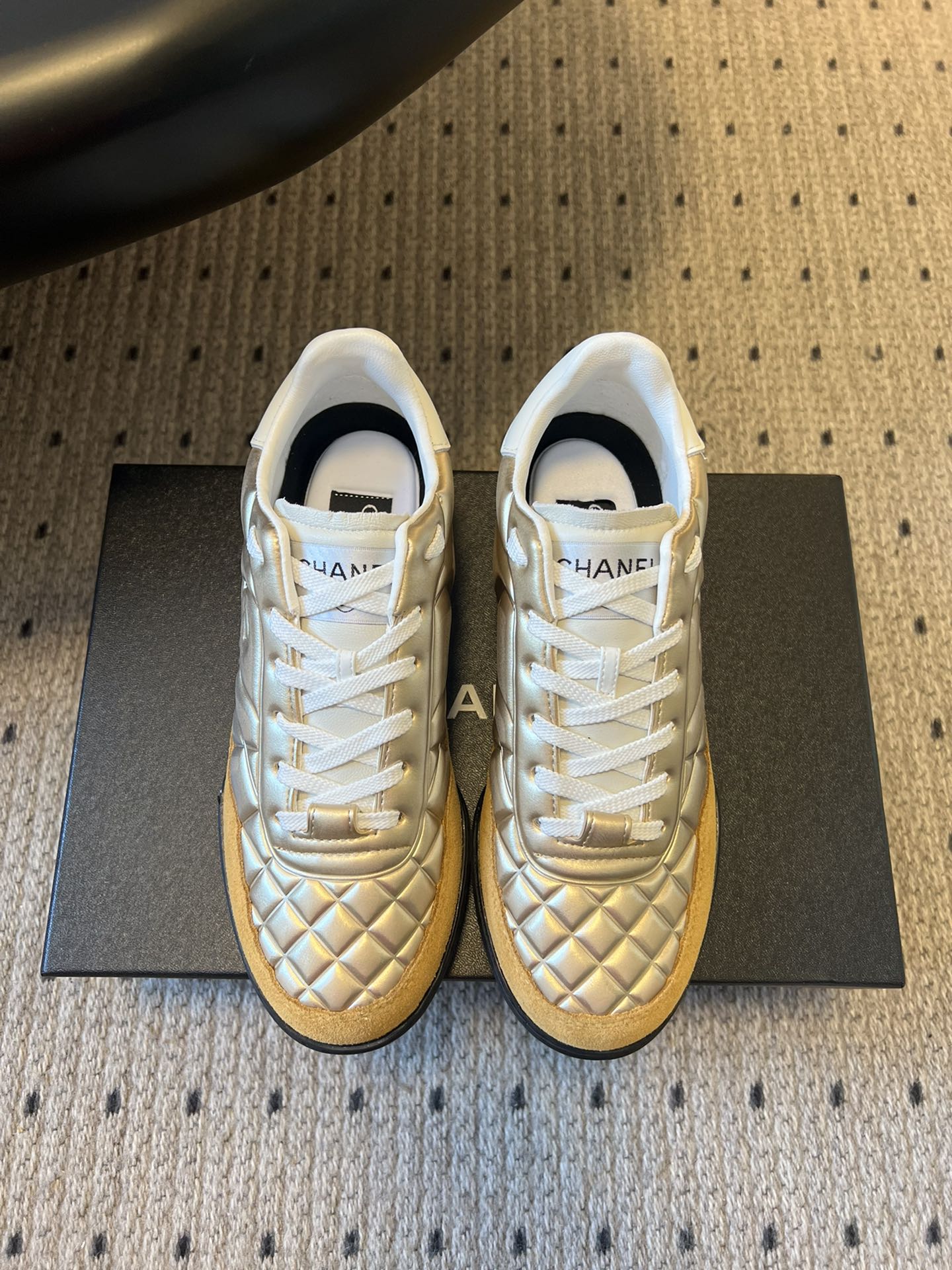 NO:625815,CHANE* 25ss glossy plaid all-match sports shoes. The upper is made of metallic silver patent leather and incorporates Chanel's iconic diamond quilting process. It not only displays the brand's classic elements, but also enhances the visual impact through reflective materials. The word 'CHANEL' and double C are clearly printed on the tongue.  Logo to strengthen brand recognition. The main tone is silver, with white shoelaces and black toe/shoe edge, forming a classic and fashionable color contrast, with exquisite details. It cleverly combines the luxury of high fashion with the casual attributes of sports shoes, suitable for creating a personalized mix and match look. Upper cowhide/cow suede, lining sheepskin, outsole TPU outsole, increased by 3.5cm  size 35-41 (customized size 40 is non-refundable), casual shoes/sports shoes, chanel, chanel, sneakers, cowhide, sheepskin19860909CHANE* 25ss 亮面格纹百搭运动鞋德训鞋 鞋面采用金属光泽感的银色漆皮,并融入香奈儿标志性的菱格纹绗缝工艺,既展现品牌经典元素,又通过反光材质提升视觉冲击力. 鞋舌处清晰印有“CHANEL”字样与双C Logo,强化品牌辨识度.以银色为主调,搭配白色鞋带和黑色鞋头/鞋边,形成经典且时尚的色彩对比,细节处尽显精致感.将高级时装的奢华感与运动鞋的休闲属性巧妙结合,适合打造个性混搭造型. 鞋面牛皮/牛反绒 内里羊皮 大底TPU大底 增高3.5cm size35-41码（40码定制不退换）,休闲鞋/运动鞋,chanel,chanel,sneakers,cowhide,sheepskin,Women's Shoes