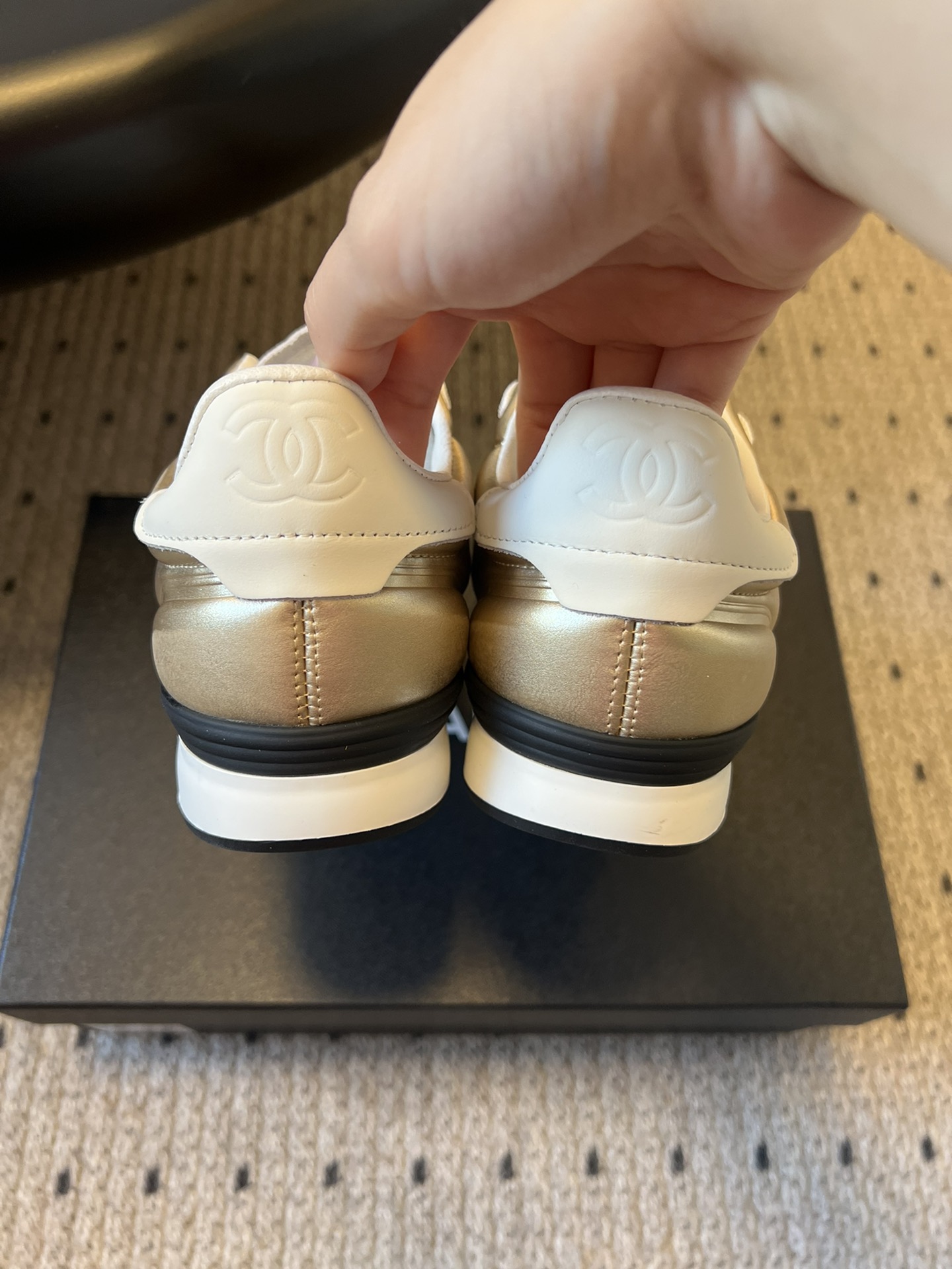 CHANE* 25ss 亮面格纹百搭运动鞋德训鞋鞋面采用金属光泽感的银色漆皮，并融入香奈儿标志性的菱格纹