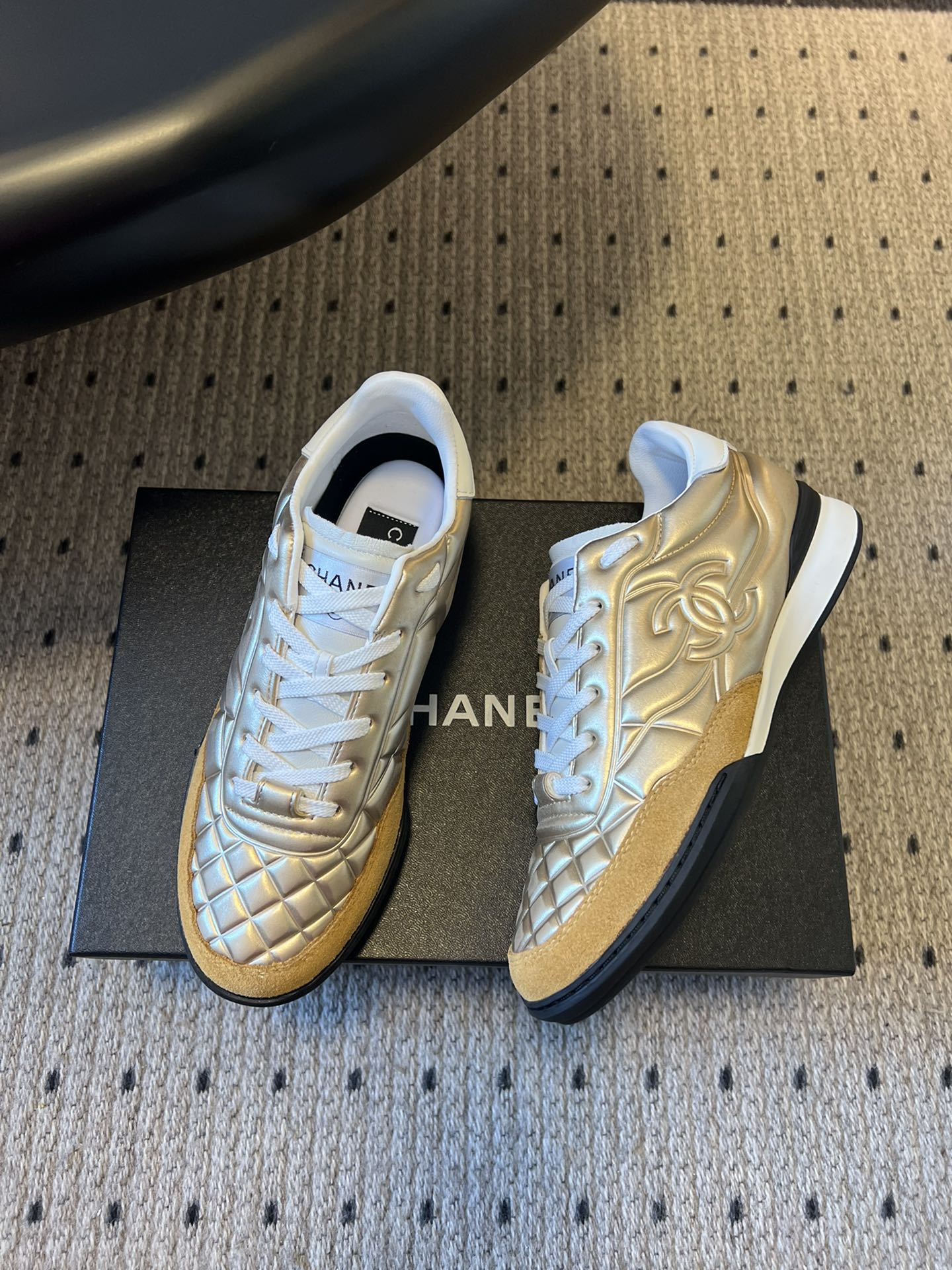 CHANE* 25ss 亮面格纹百搭运动鞋德训鞋鞋面采用金属光泽感的银色漆皮，并融入香奈儿标志性的菱格纹