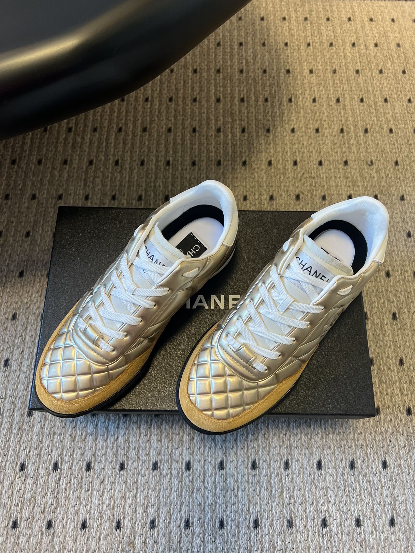 CHANE* 25ss 亮面格纹百搭运动鞋德训鞋鞋面采用金属光泽感的银色漆皮，并融入香奈儿标志性的菱格纹