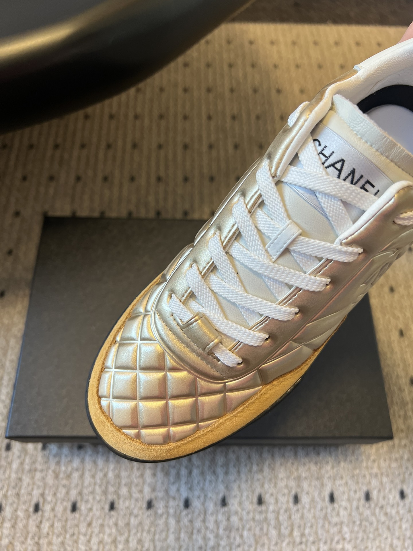 CHANE* 25ss 亮面格纹百搭运动鞋德训鞋鞋面采用金属光泽感的银色漆皮，并融入香奈儿标志性的菱格纹