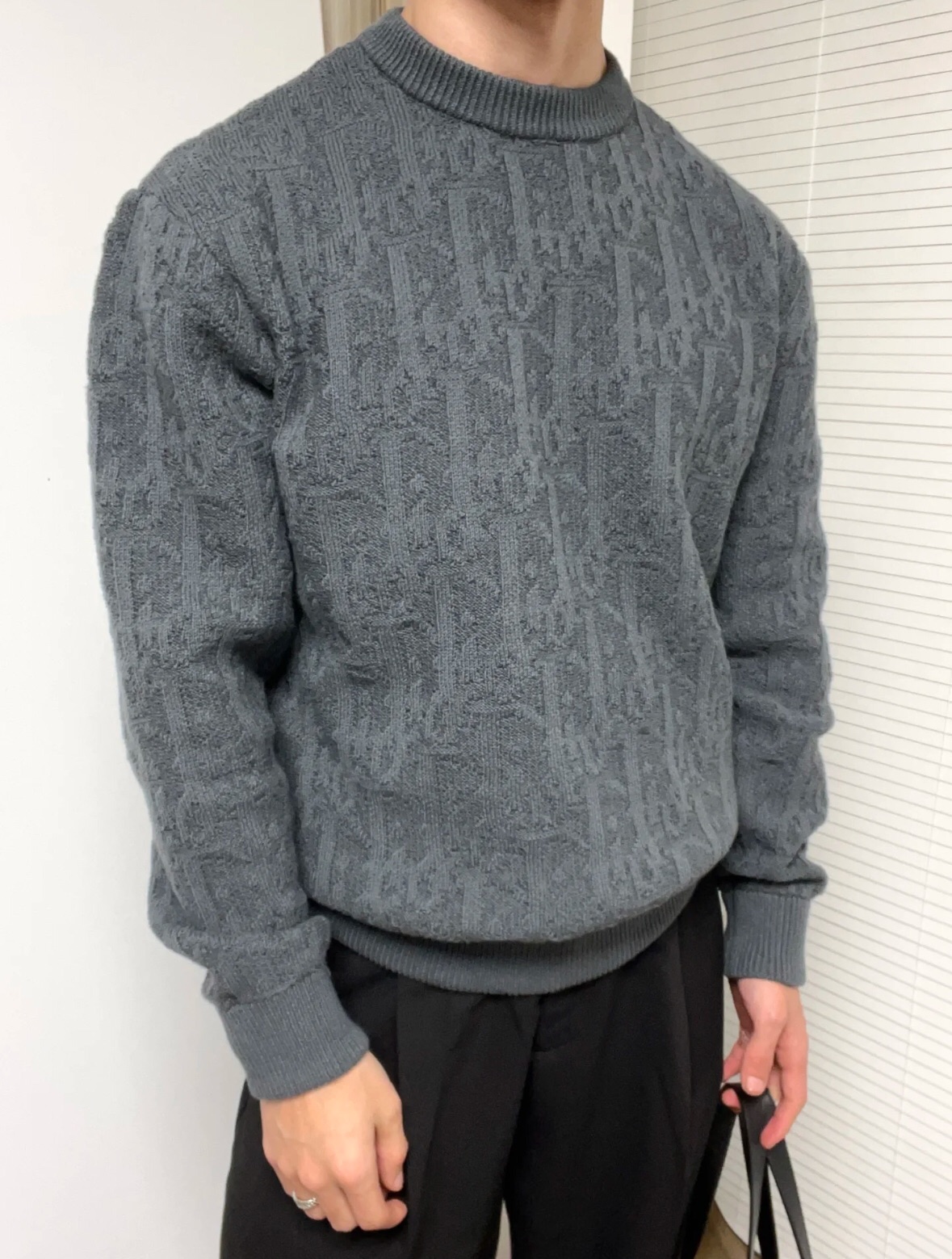 NO:609369,Dior pullover sweater, classic presbyopic Oblique pattern, jacquard technology, cotton blended fabric, soft and breathable, not easy to pill, no static electricity, daily wear, casual, suitable for commuting, versatile and fashionable!  Size S,M,L,XL,,dior,alexander wang19860909Dior 套头 针织衫 经典老花Oblique图案 提花工艺 棉质混纺面料 柔软透气 不易起球 不起静电 日常穿搭 休闲 通勤两不误 百搭时尚！ 码数S,M,L,XL,,dior,alexander wang,Men's clothing