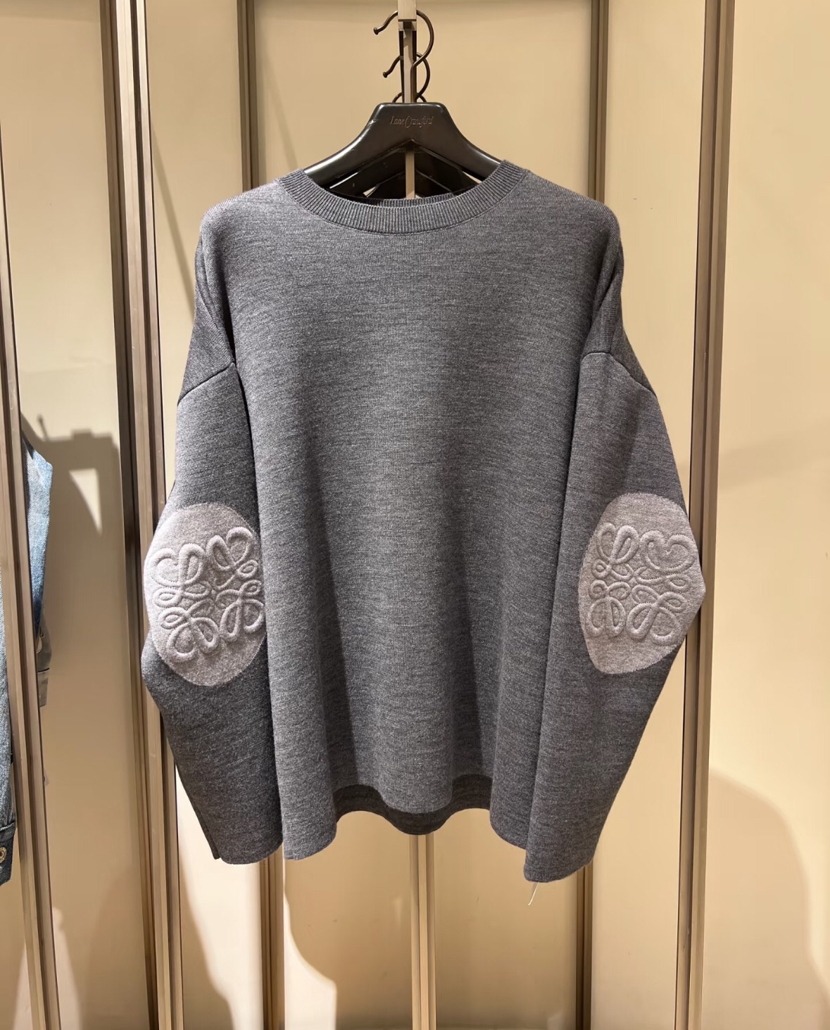 NO:609381,Loewe cardigan Loose fit Elbow embroidered padding Decorative pattern Merino wool material Comfortable and soft feel Warm and cold-proof Oversize silhouette design The upper body highlights the lazy and comfortable temperament Size S, M, L, XL,, loewe, loewe, versace, alexander wang19860909Loewe罗意威 羊毛衫 宽松版型 肘部刺绣垫衬 装饰图案 美丽奴羊毛材质 手感舒适柔软 保暖防寒 Oversize廓形设计 上身突显慵懒 自在的气质 码数S,M,L,XL,,loewe,loewe,versace,alexander wang,Men's clothing