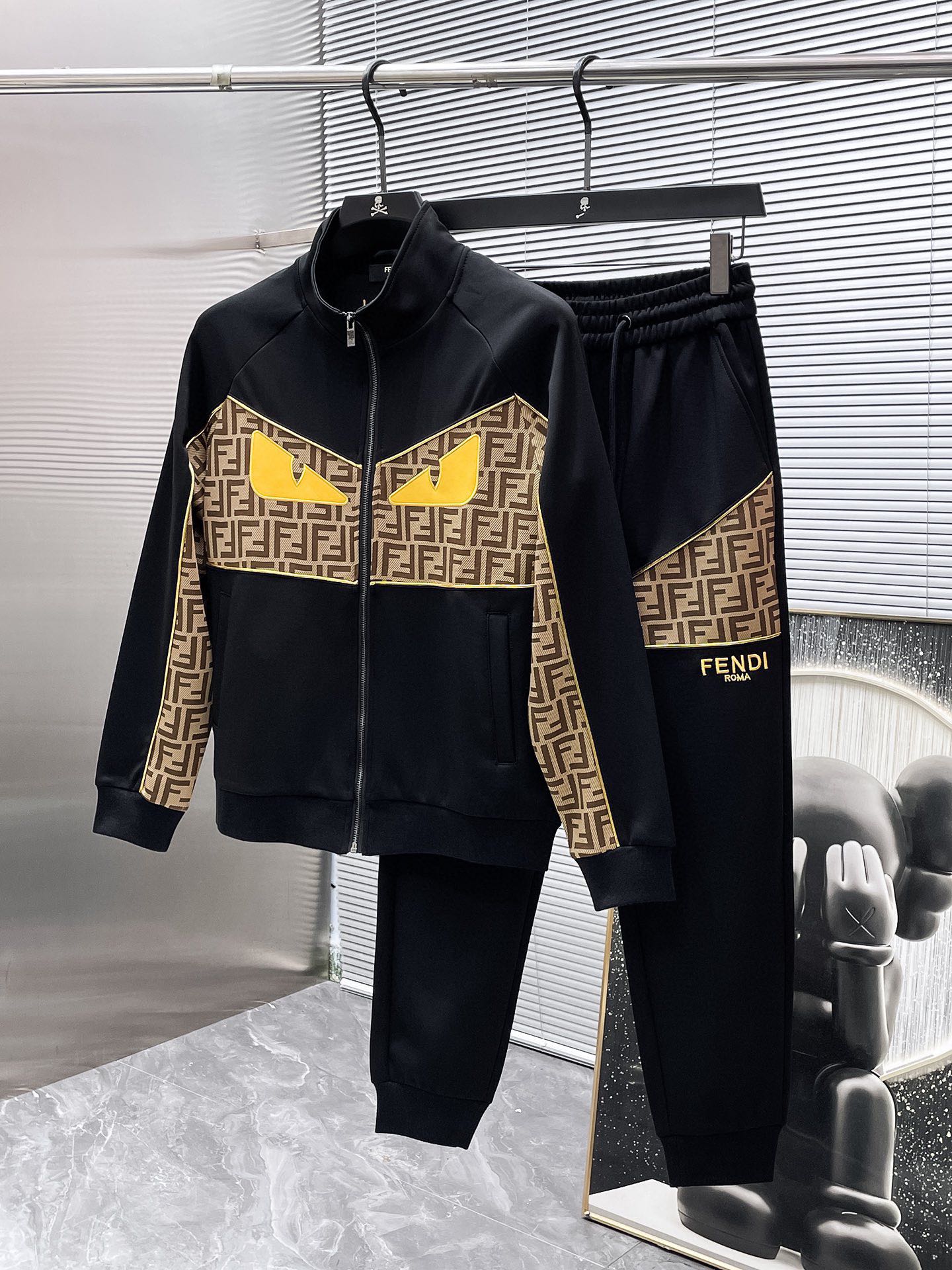 425💰 芬迪 爆款套装来袭  专注官网原版 2025全新爆款开衫套装 原单狠货🇭🇰倾注顶级设计师的精心之作 就为一个贴合、完美的上身效果 全天然优质天丝罗马棉100%，贴身的舒适感 高贵典雅！原厂五金无不彰显优雅高贵气质！专柜尺码：M-3XL（最大穿到190斤）