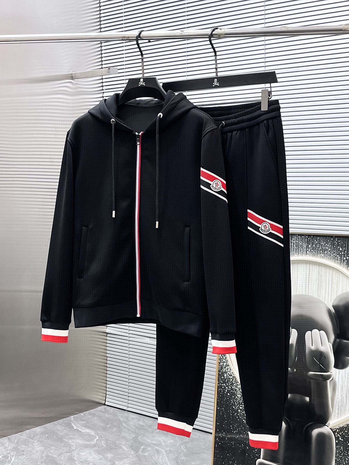 425💰 蒙口 爆款套装来袭  专注官网原版 2025全新爆款开衫套装 原单狠货🇭🇰倾注顶级设计师的精心之作 就为一个贴合、完美的上身效果 全天然优质天丝罗马棉100%，贴身的舒适感 高贵典雅！原厂五金无不彰显优雅高贵气质！专柜尺码：M-3XL（最大穿到190斤）